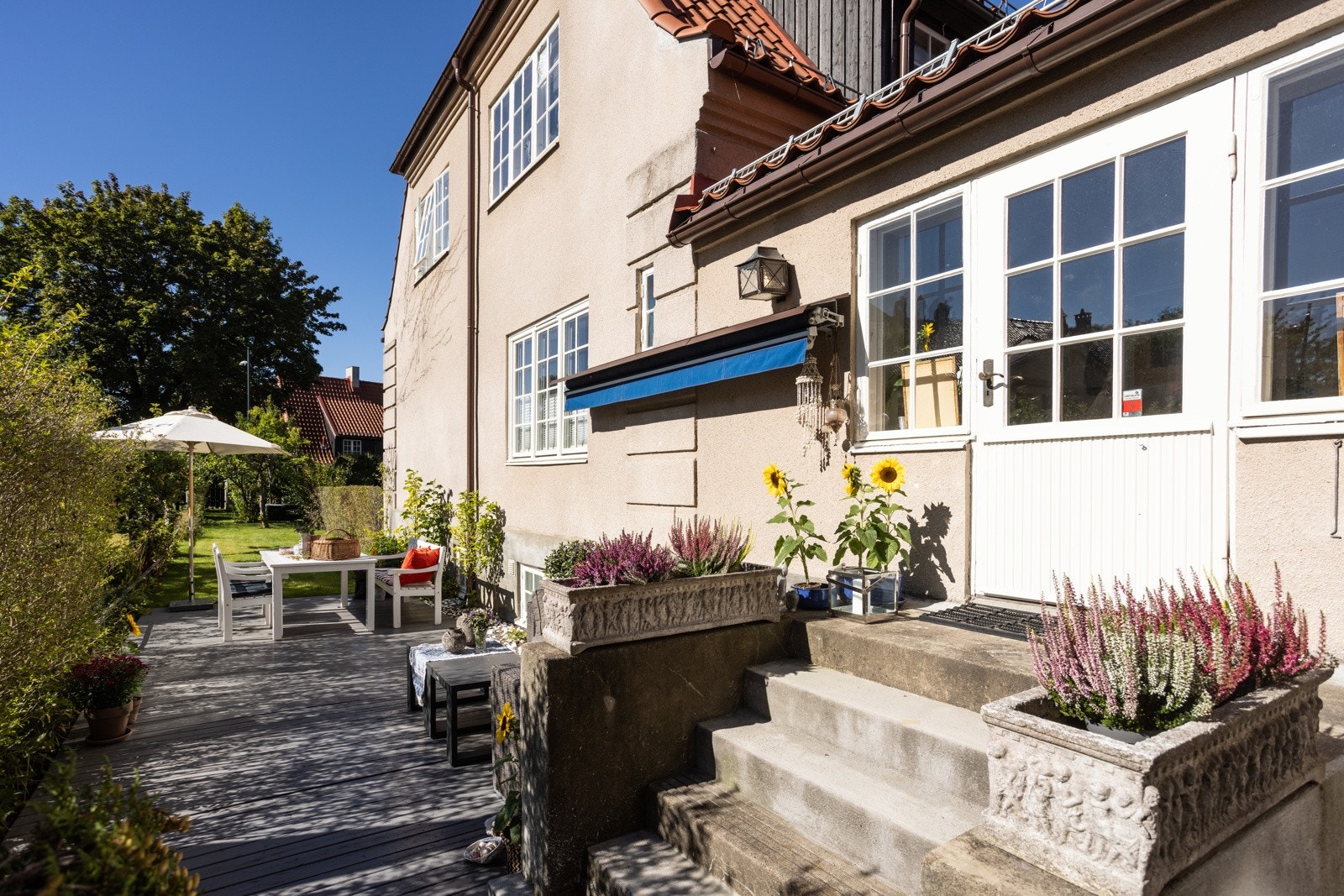 Det er direkte utgang til en solrik og skjermet hageparsell - et sted hvor både store og små vil trives. Galleribilde