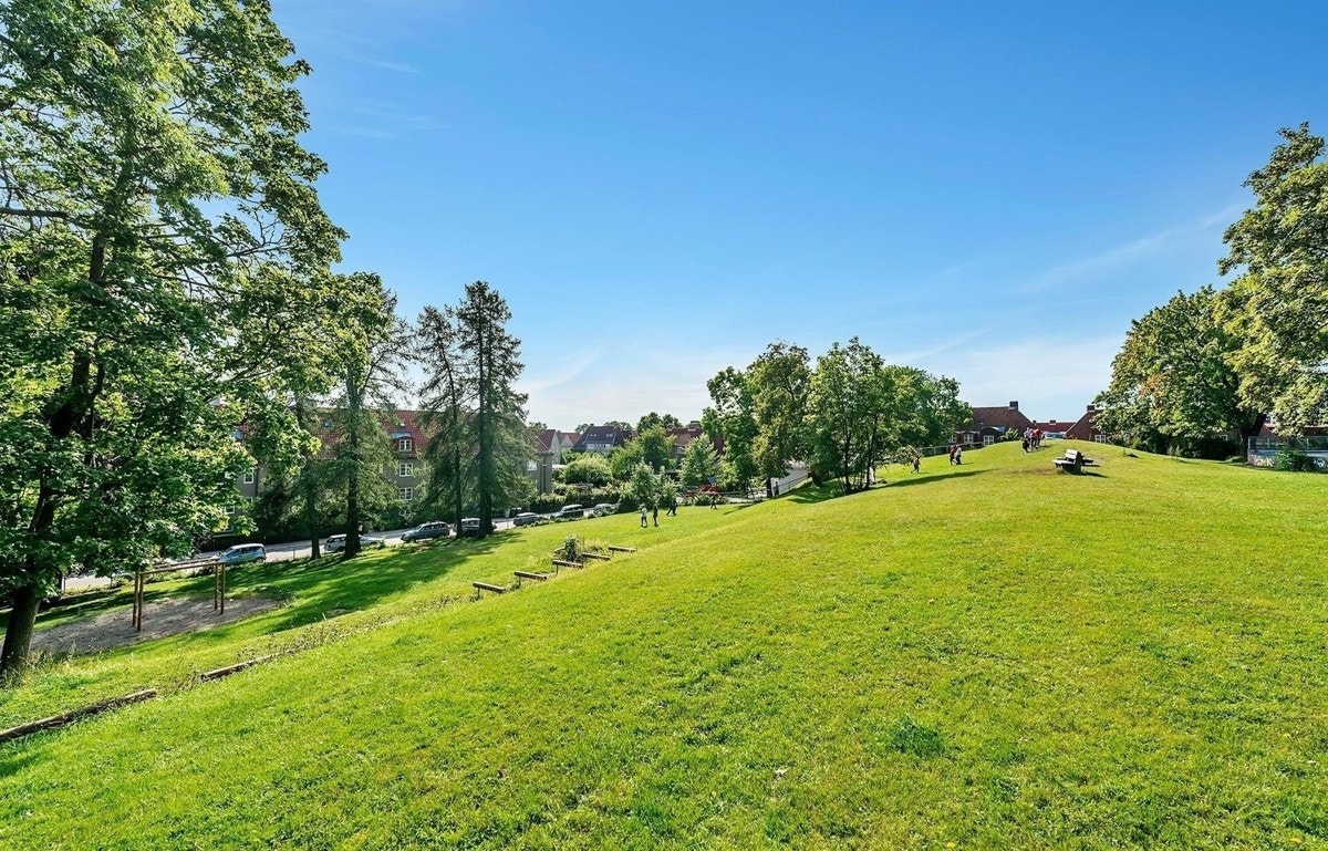 I umiddelbar nærhet finner man Ullevål Tennisklubb med et aktivt miljø. Man kan også nyte et variert og godt tilbud av turveier og friarealer som blant annet Harald Hals park og Bergskogen. Galleribilde
