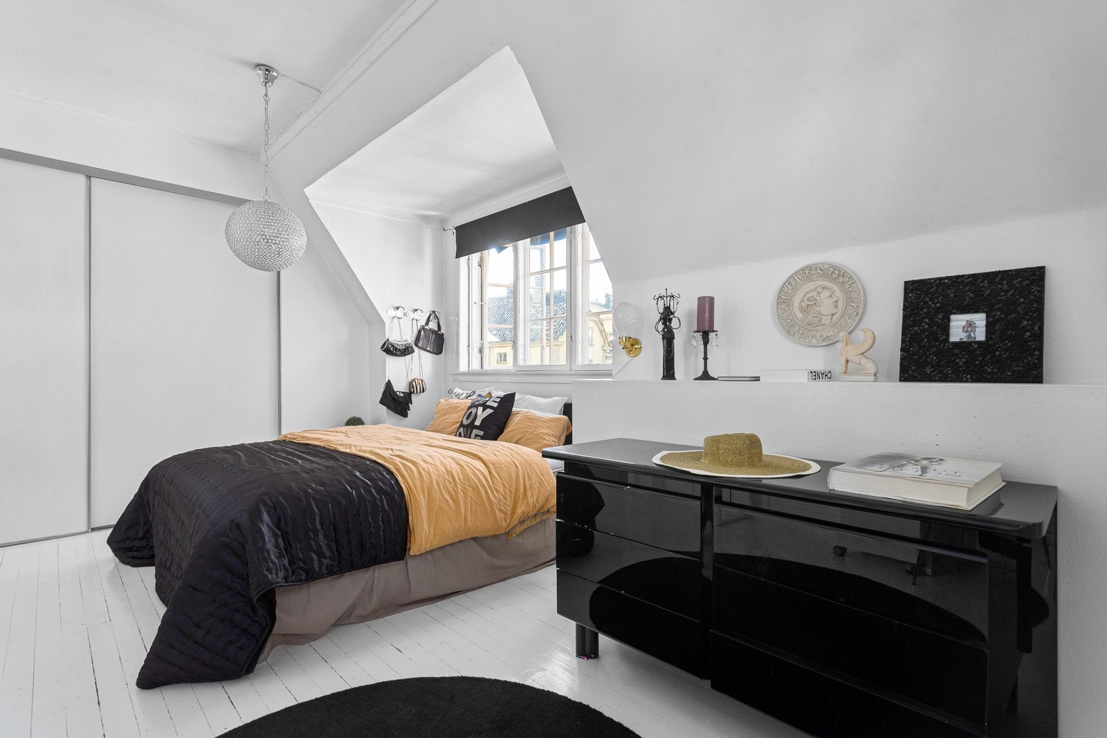 Det er god plass til dobbeltseng med tilhørende møblement og øvrig soveromsinnredning. Galleribilde