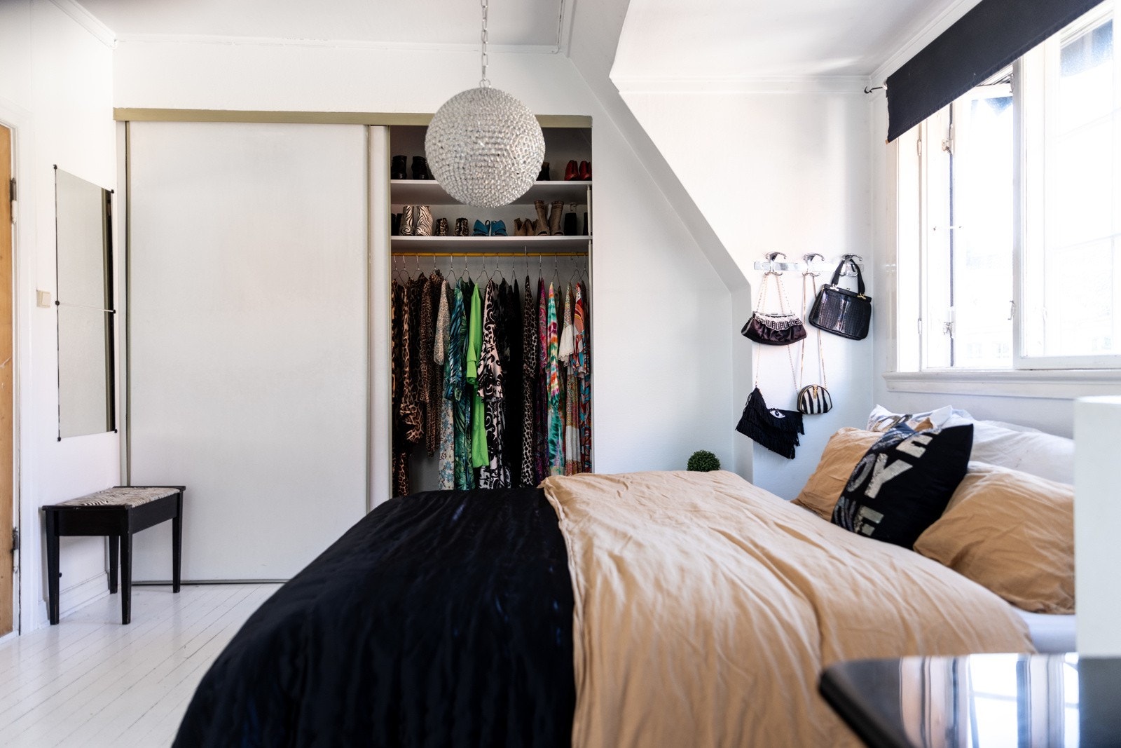 Det er i tillegg en praktisk skyvedørsgaderobe for oppbevaring. Galleribilde