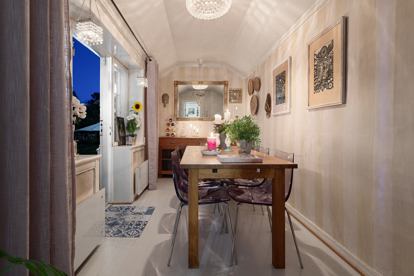 Spisestuen er et hyggelig sted å samles både til hverdags og til festligere anledninger. Galleribilde