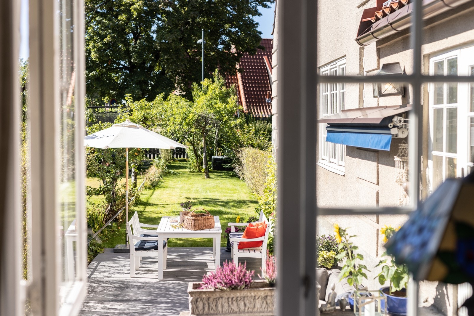 Detaljer | Hagestemning fra stuevinduet. Galleribilde