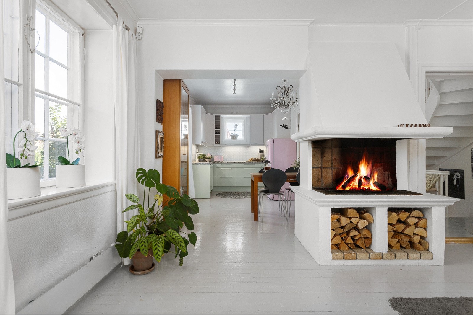 Peisen i stuen gir en lun og hyggelig stemning. Galleribilde