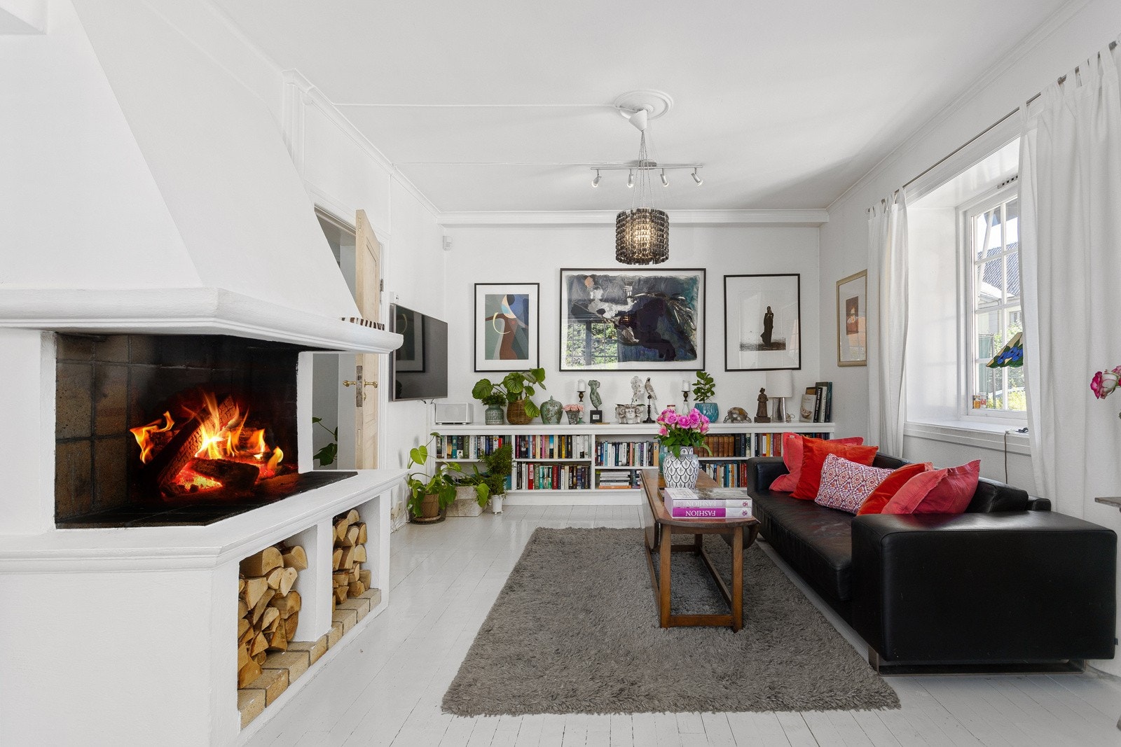 Stuen har flotte detaljer med malte, originale tregulv, store vinduer og takhøyde på 2,68 meter. Galleribilde