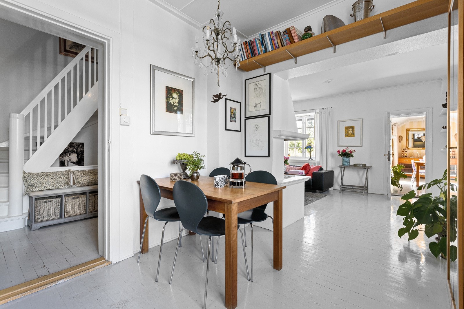 Boligen har en god og familievennlig planløsning som gir rom for flere ulike oppholdssoner. Galleribilde