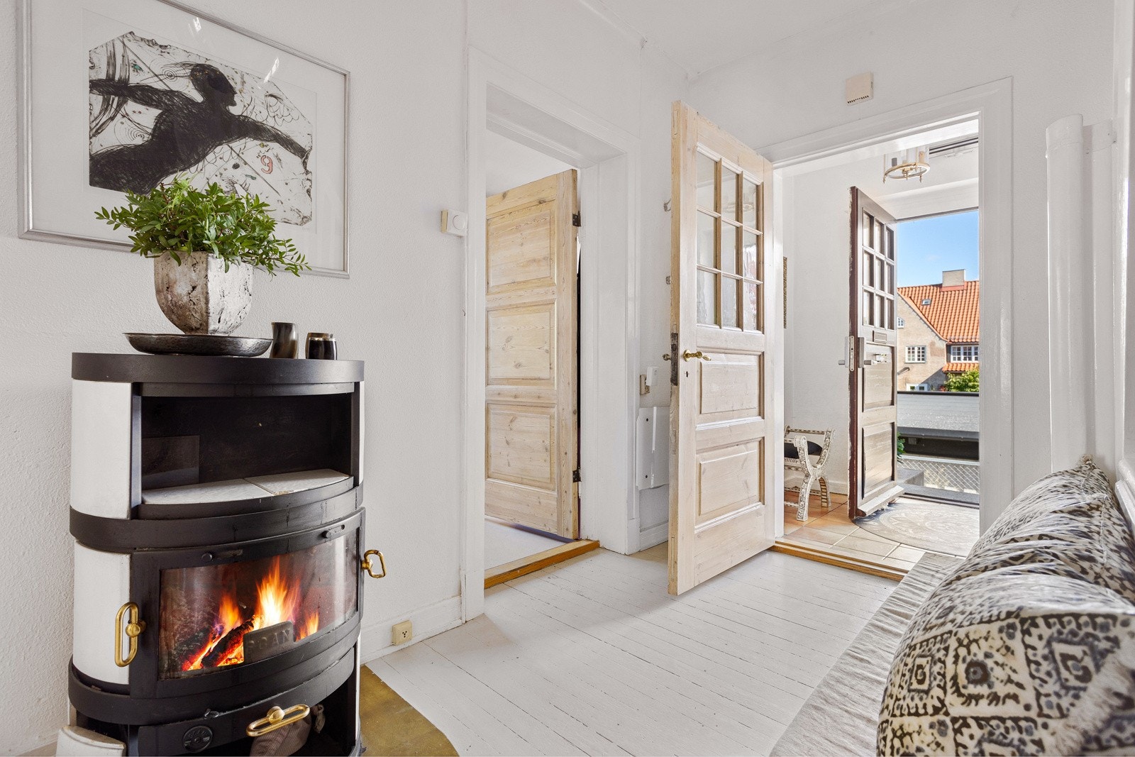 Lys og hyggelig entré og mellomgang med flott peis. Det er plass til oppbevaring av sko og yttertøy. Galleribilde