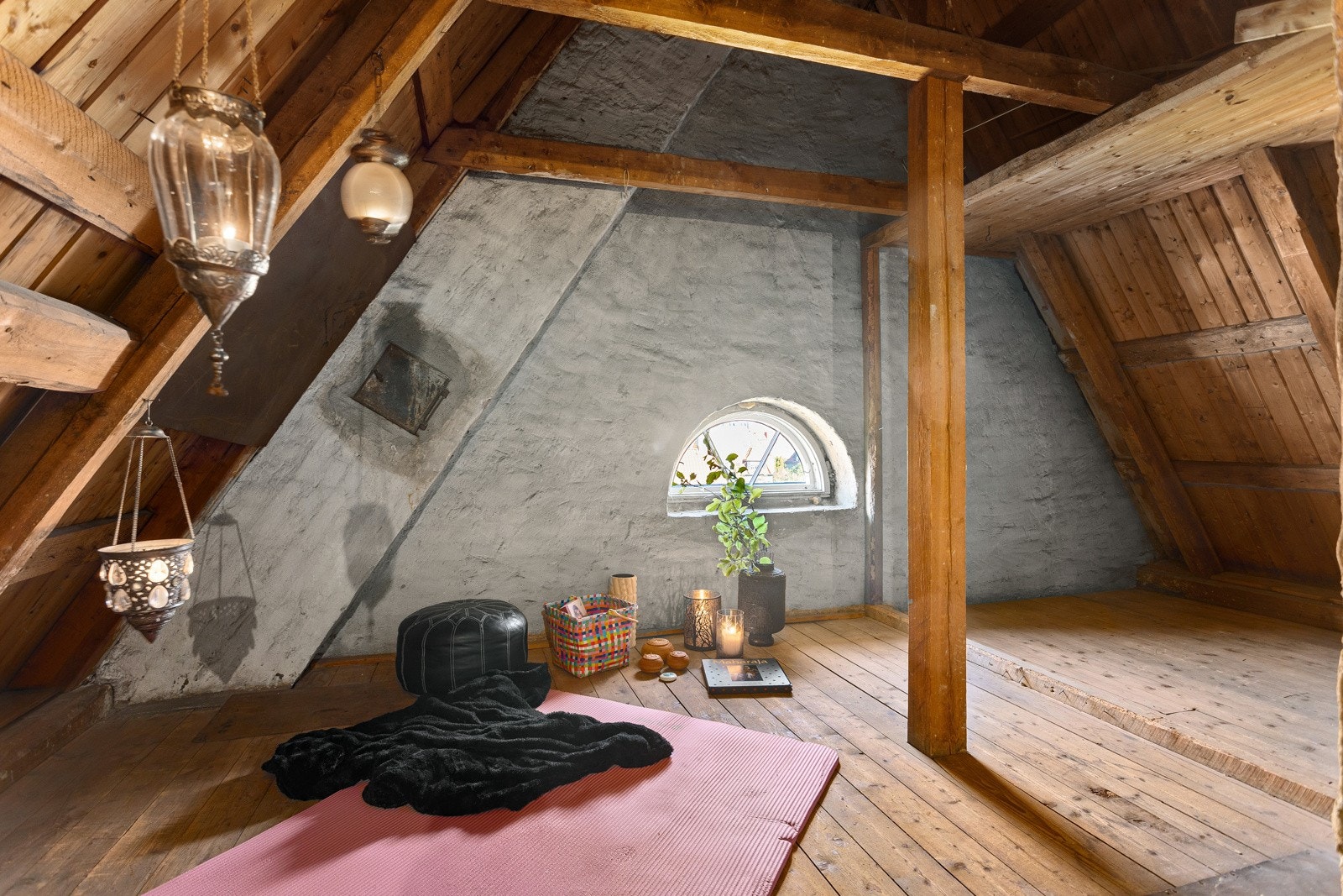 Fra 2.etasje er det trapp opp til stort loft med mye potensial. Galleribilde