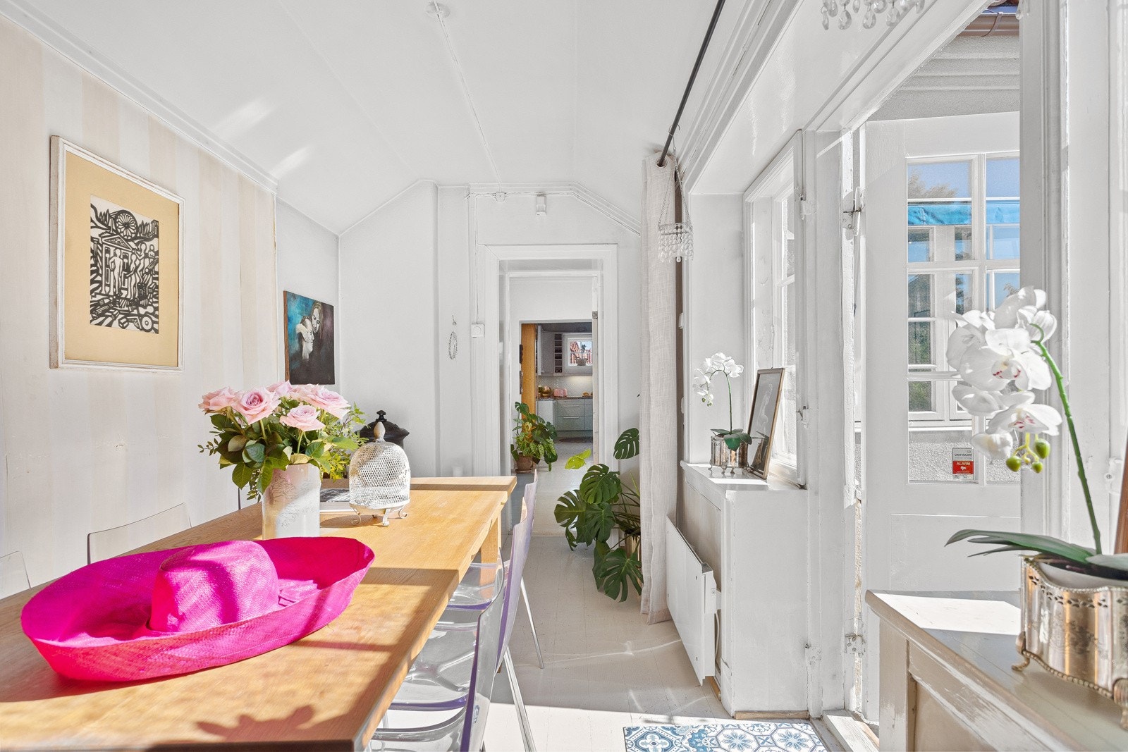 Spisestuen er et hyggelig sted å samles. Rommet kan innredes og benyttes på flere ulike måter. Galleribilde