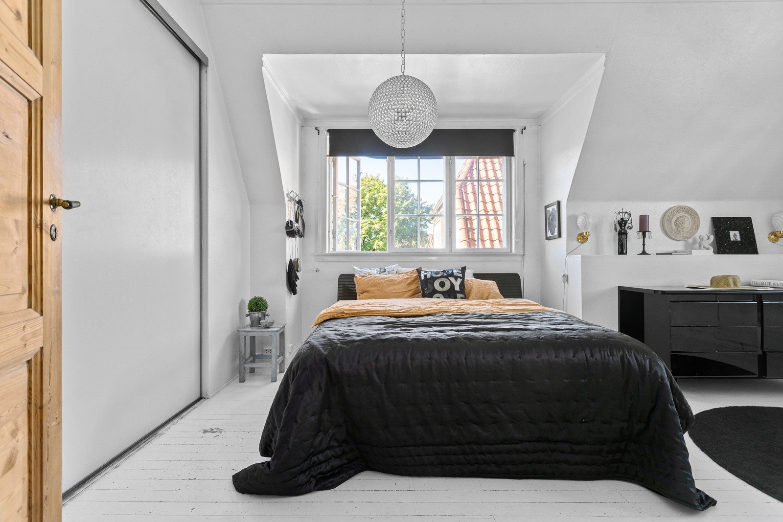 Hovedsoverommet er lyst og av god størrelse. Galleribilde