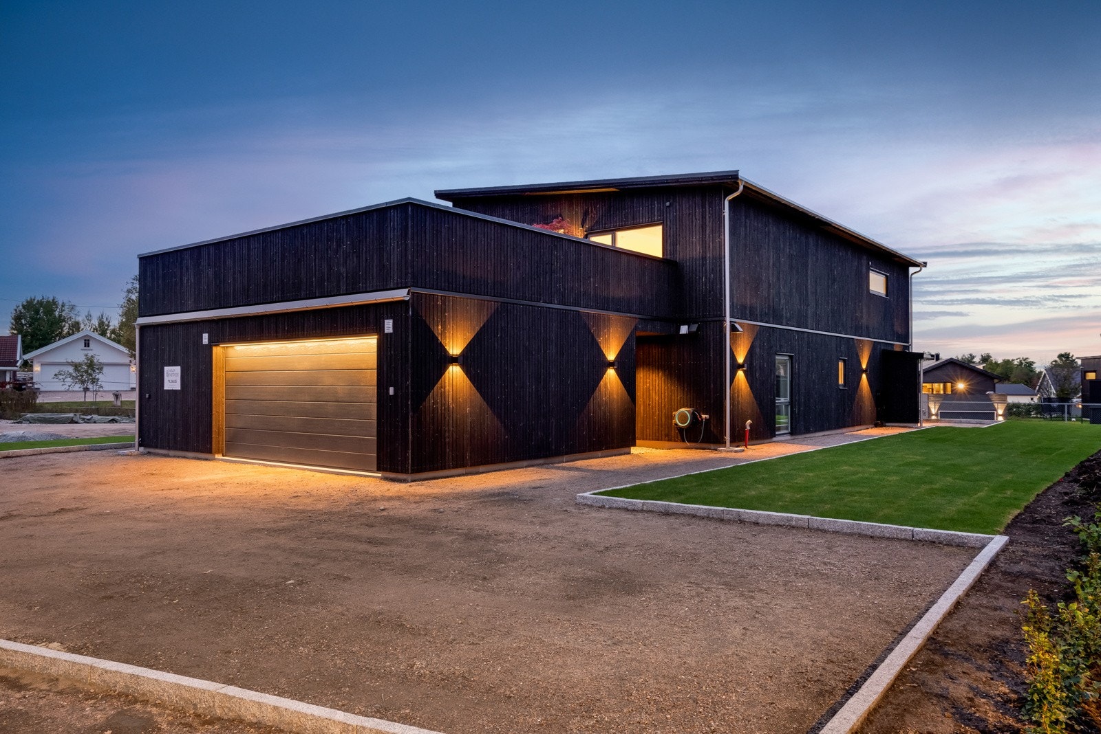 Stor nyoppført enebolig med utleiedel, dobbeltgarasje og ferdig opparbeidet tomt (Gårdsplass skal asfalteres) Galleribilde