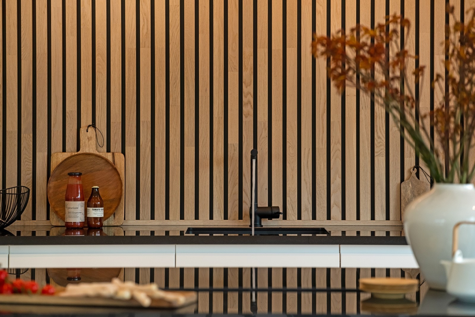 Kvalitetskjøkken med nydelige kombinasjoner av tre og stein Galleribilde