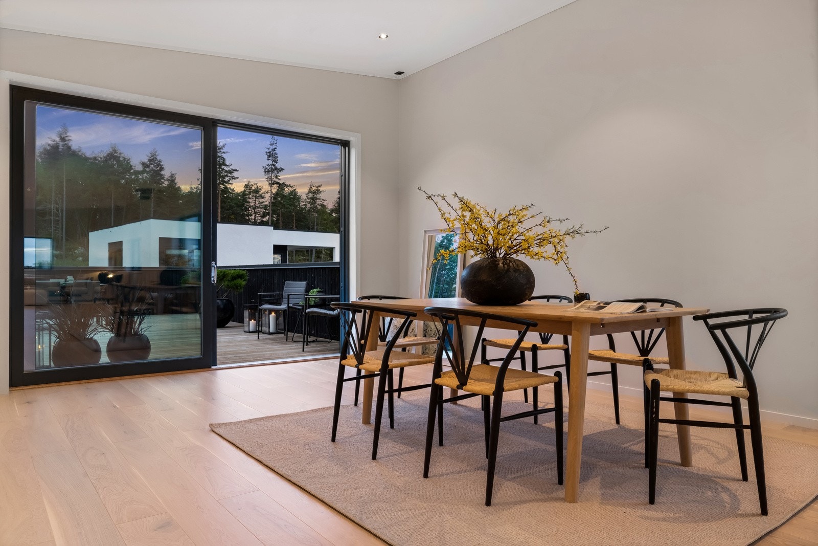 Langbord med familie og venner er det også plass til inne Galleribilde