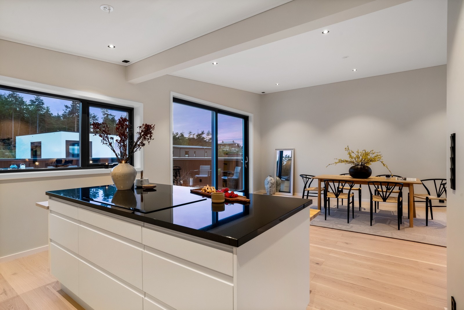 Kjøkkenet har store arbeidsflater og bra med skapplass Galleribilde