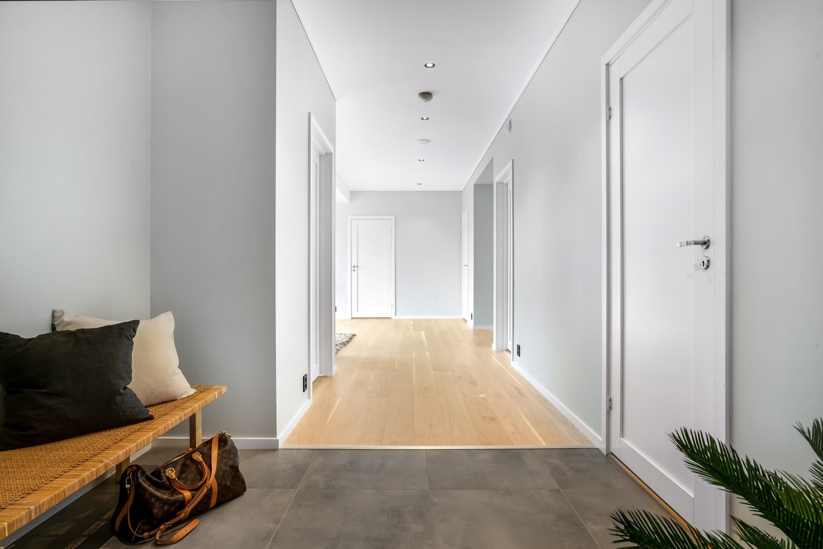 Hall med plass til garderobe og dør inn til vaskerom Galleribilde