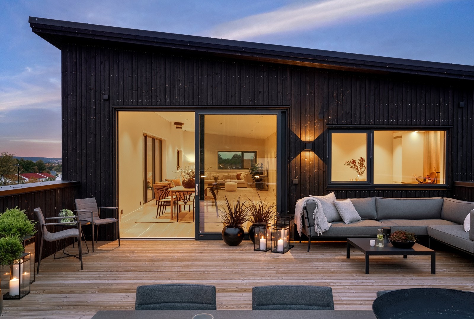 Store vindusflater mot terrassen Galleribilde