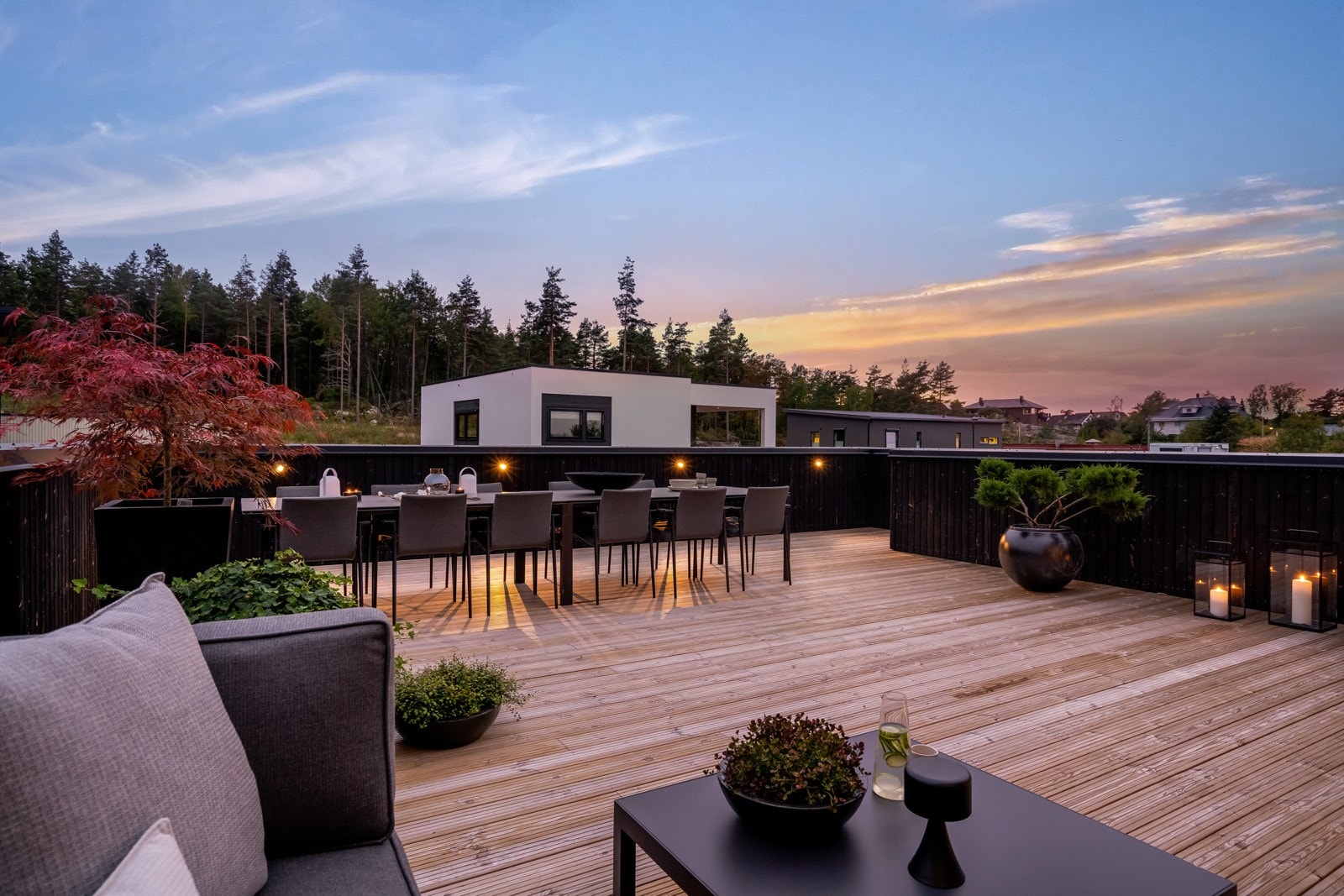 Fantastisk terrasse vendt mot naturen - her har du solen hele dagen Galleribilde