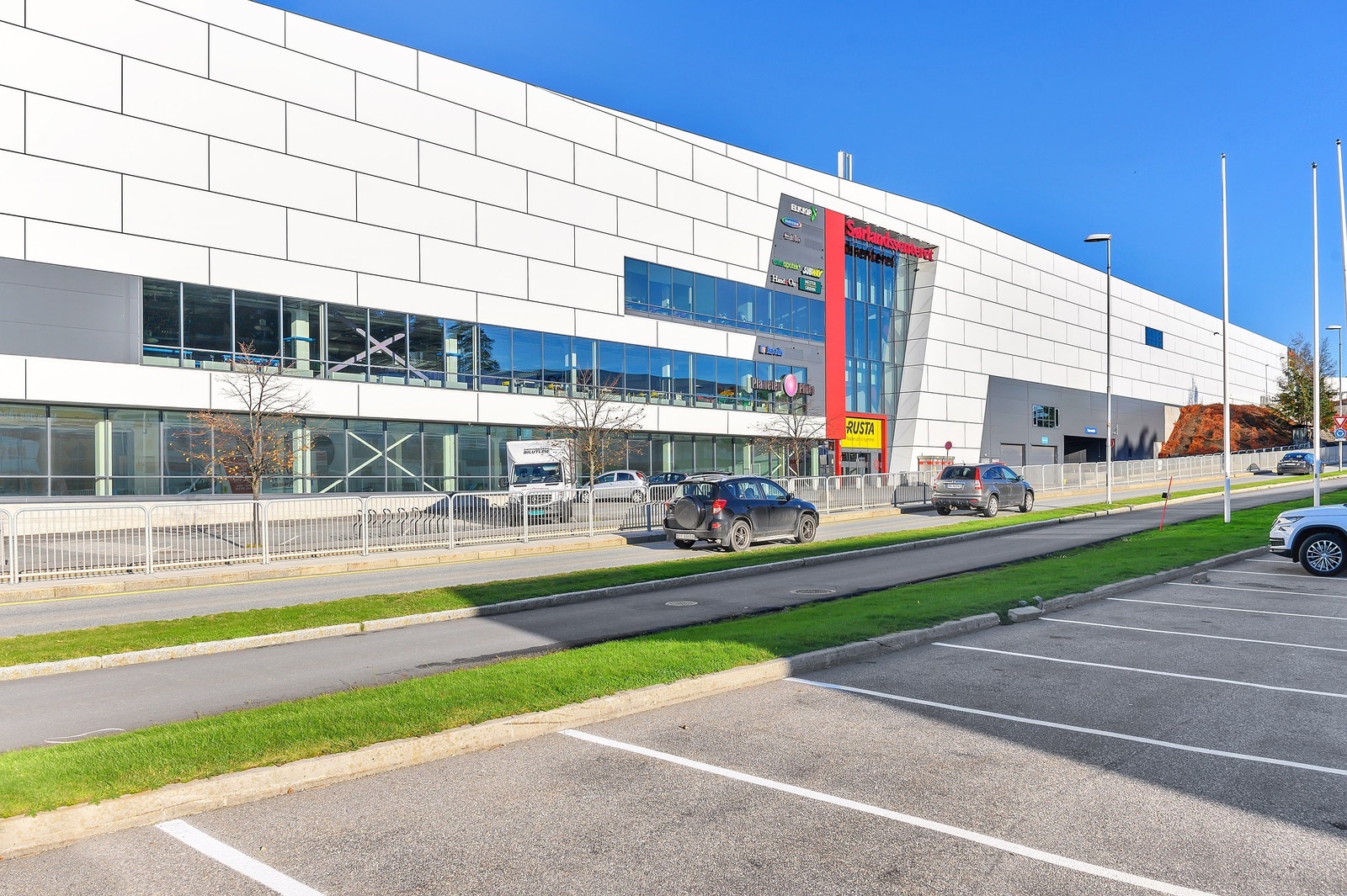 Gode profileringsmuligheter også fra Barstølveien - med skilt og/eller foliering av vinduer Galleribilde