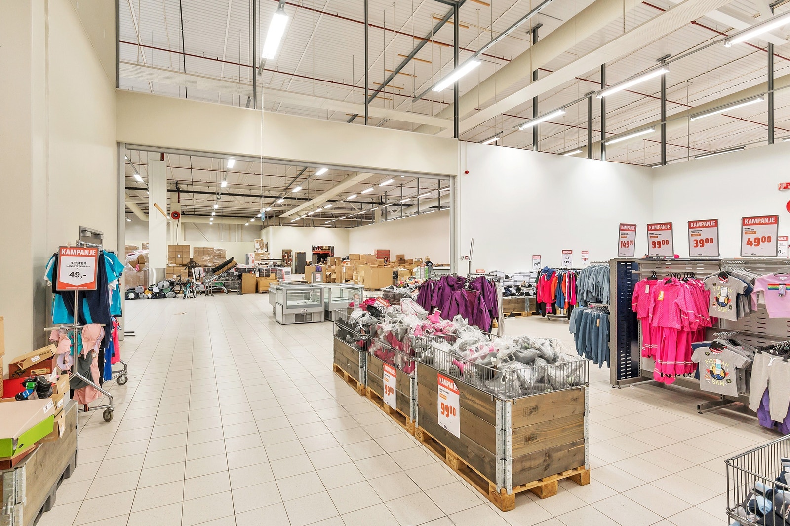 Bred fasade ved siden av Obs kasserekker; samt romslig areal i front for vare-ekspomering Galleribilde