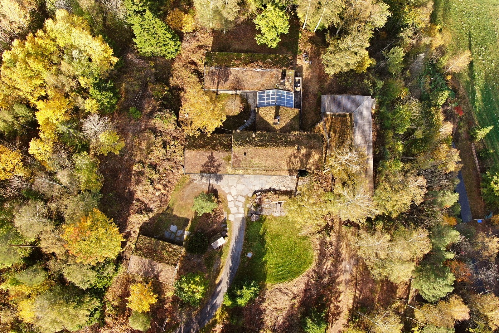 Huset sklir pent inn i omgivelsene, og er knapt synlig fra luften Galleribilde
