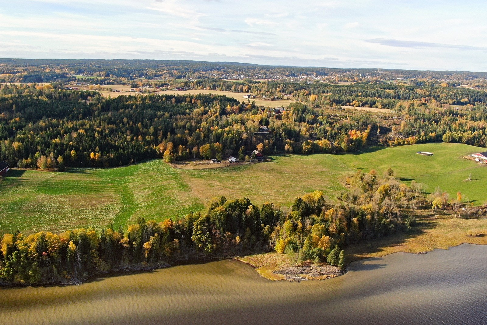 Gangvei over jordet i front ned til strandkanten hvor man har badeplass og rett til båtfeste Galleribilde