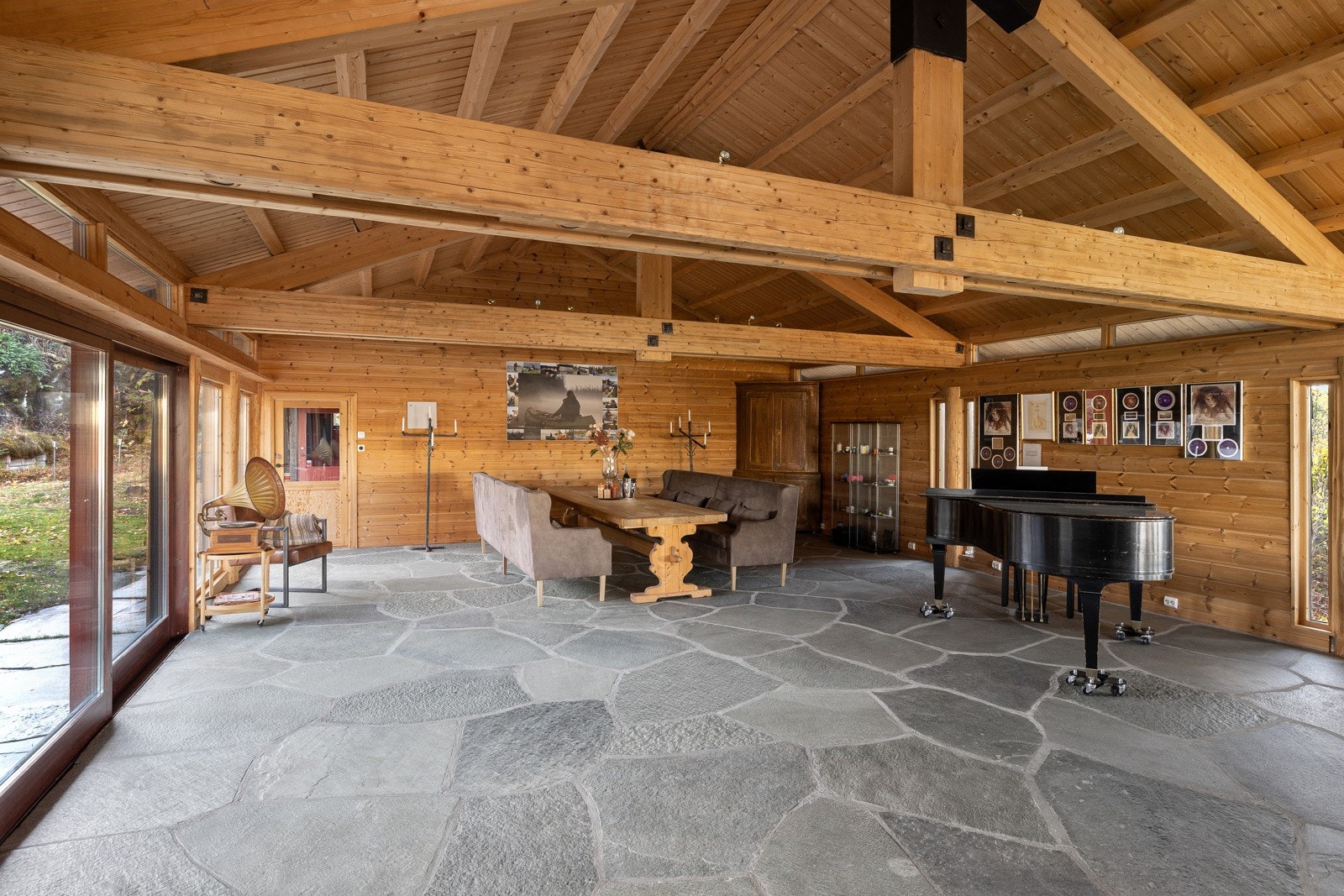 Salen er på ca. 90 m² Galleribilde