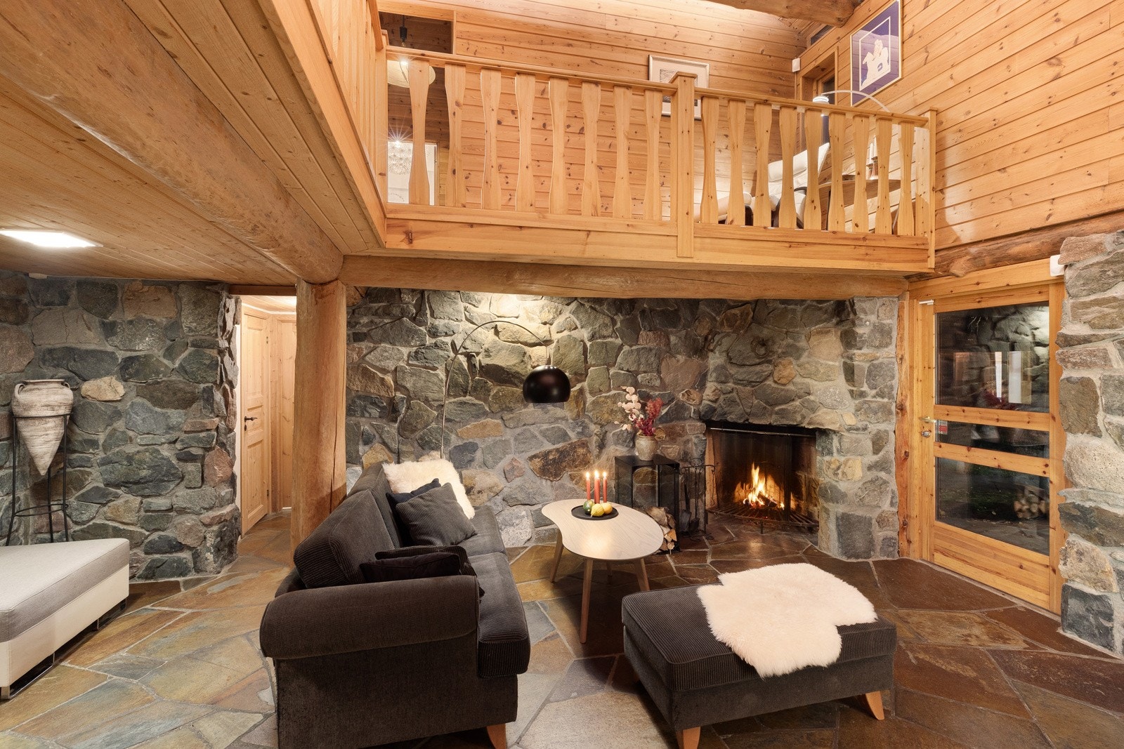 Også innvendig er det en herlig atmosfære i "kveldingen"! Galleribilde