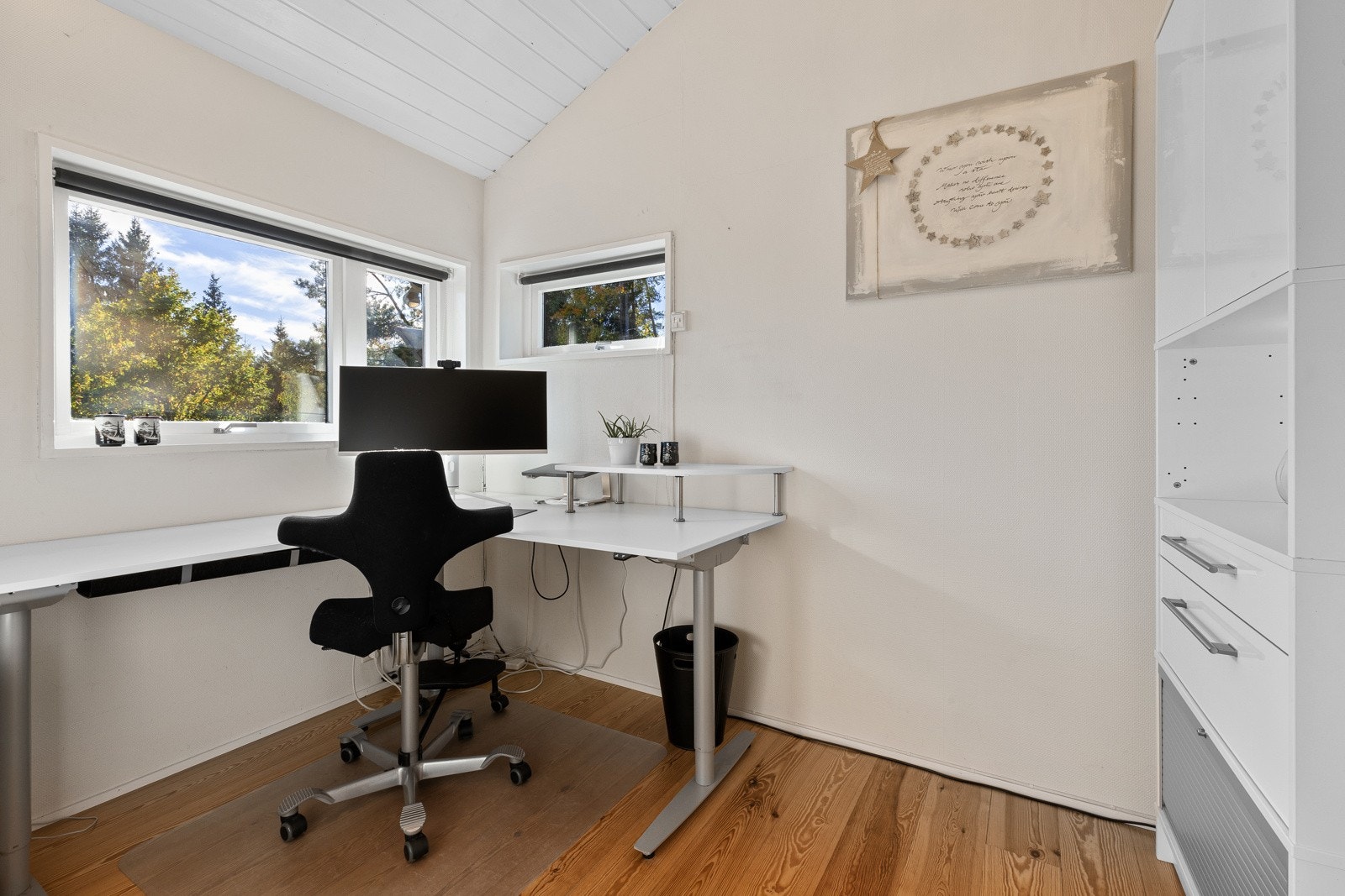 Soverom 3/kontor. Det er lagt inn fibernett i huset og til hyttetomten på nedsiden Galleribilde