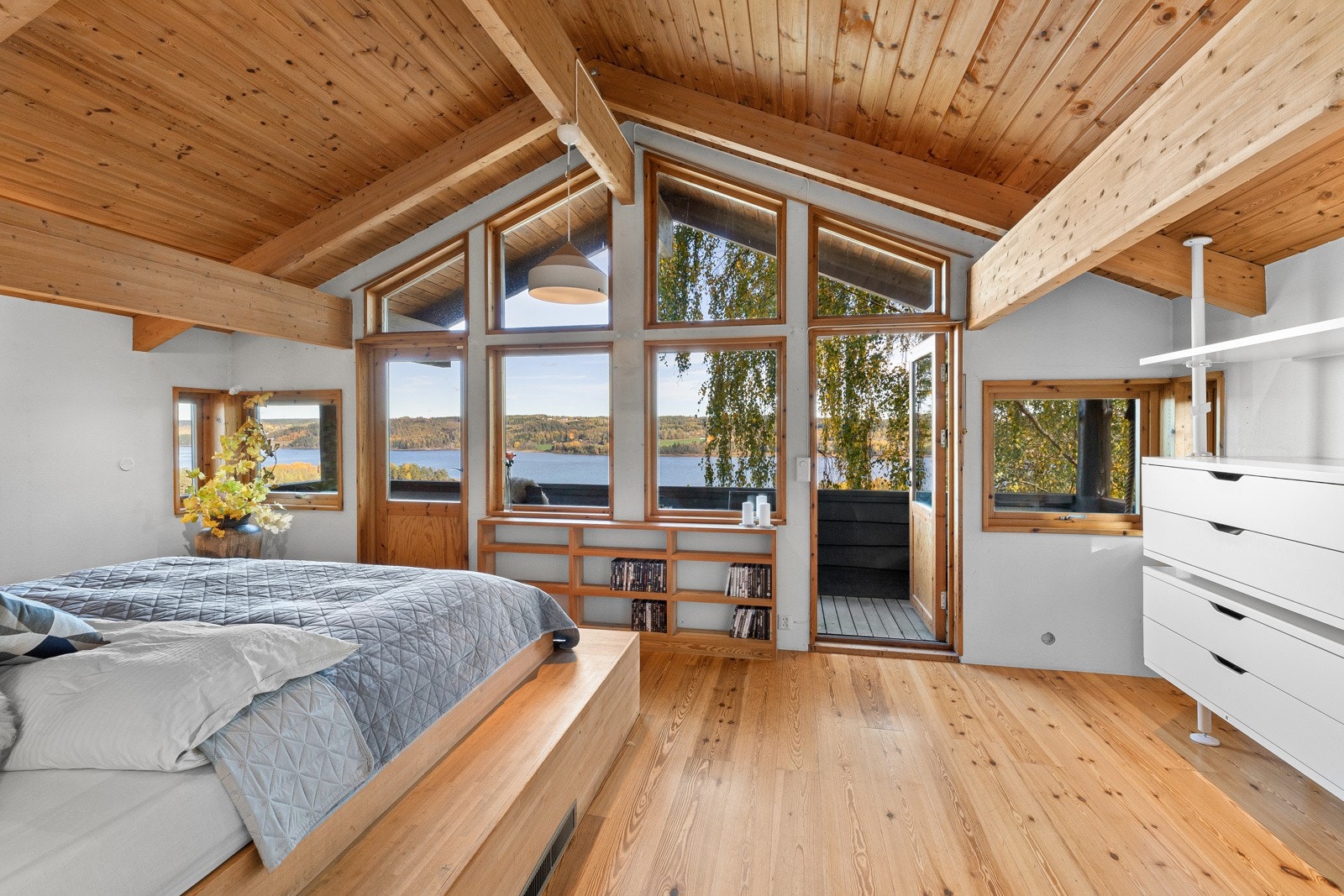 Her våkner en opp med morgensol, fuglekvitter og utsikt! Galleribilde