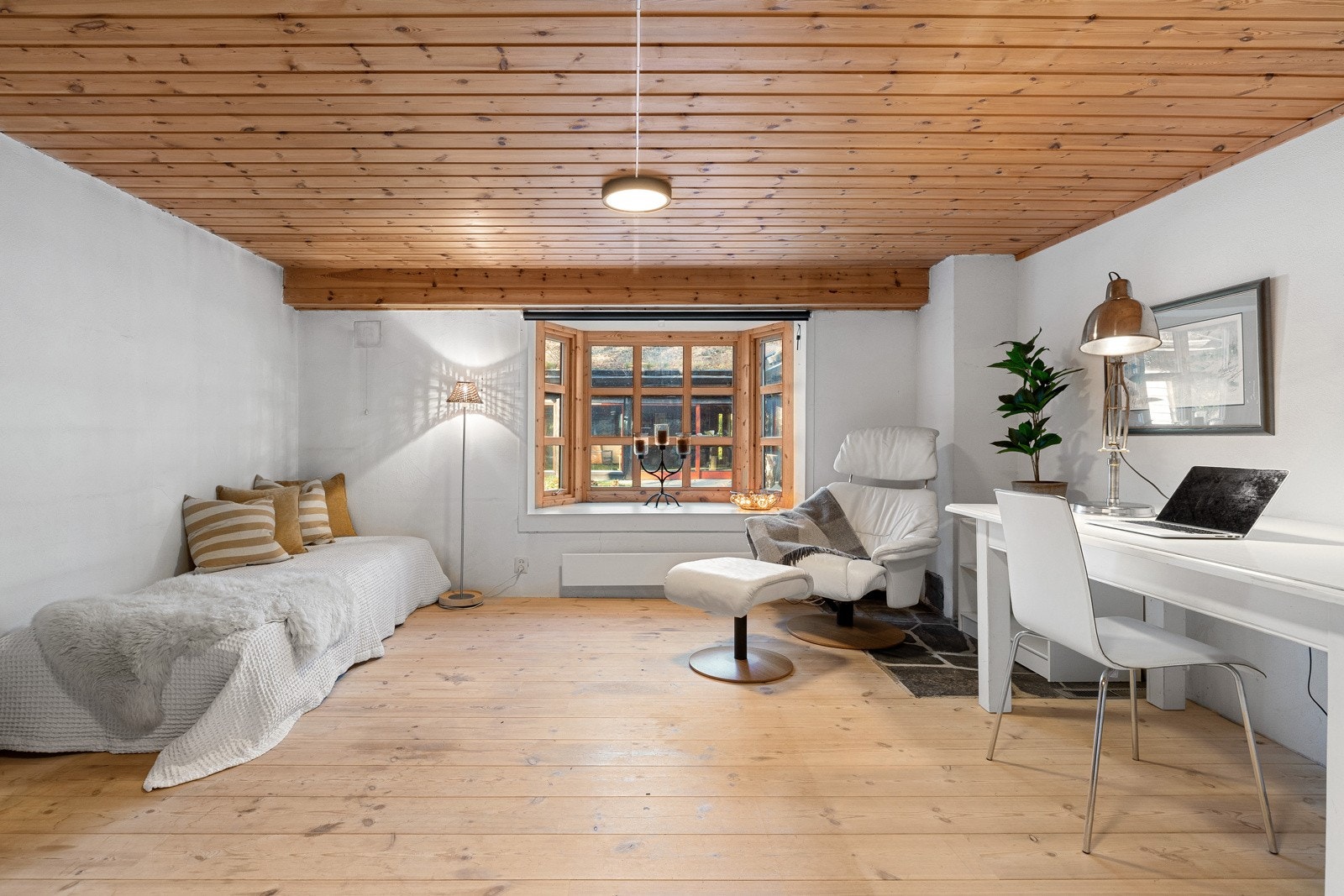 Arbeidsrom med adkomst fra entréen Galleribilde