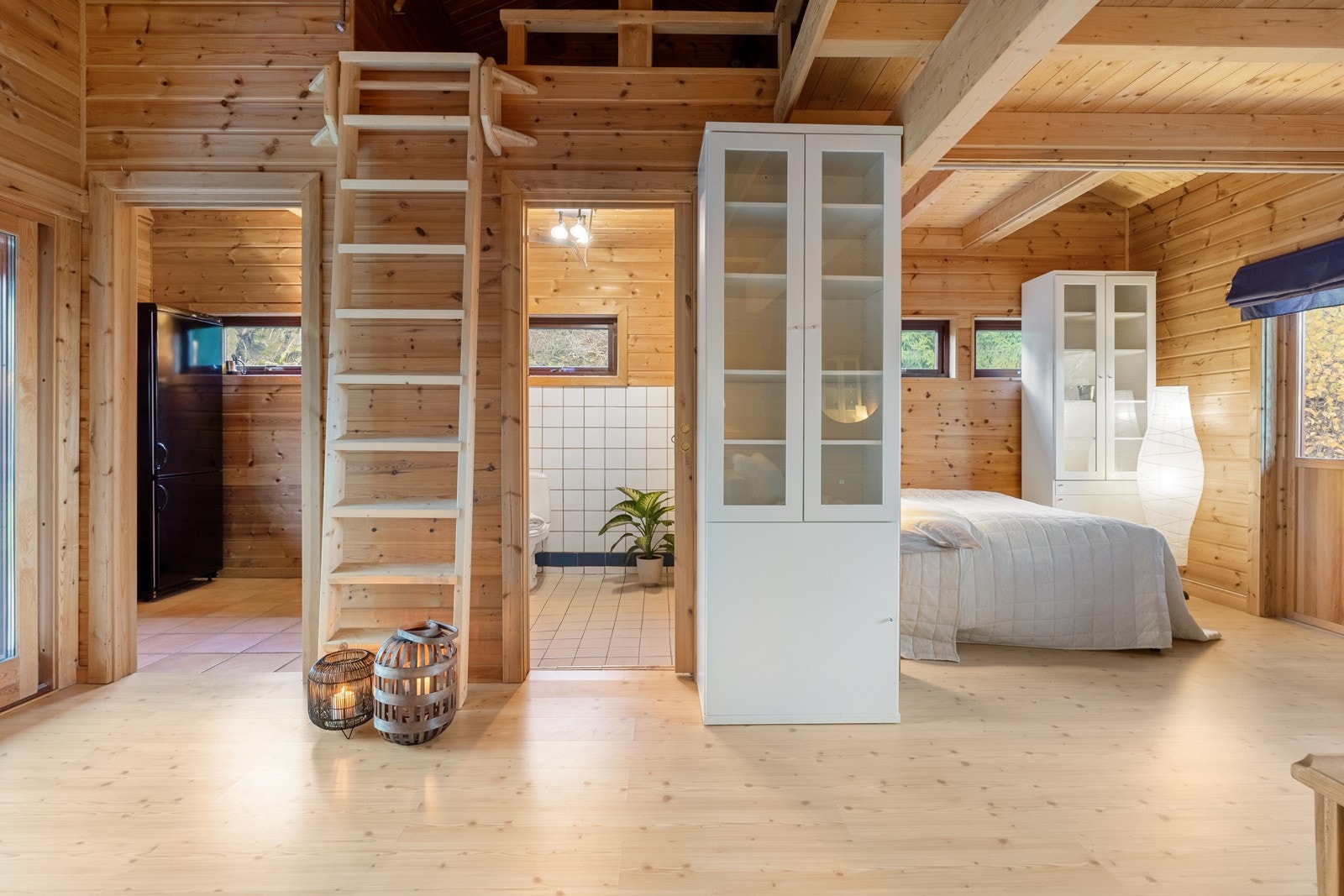 Bak "Grizzlysalen" er det en hybel med stue, soverom/alkove, bad og hems Galleribilde