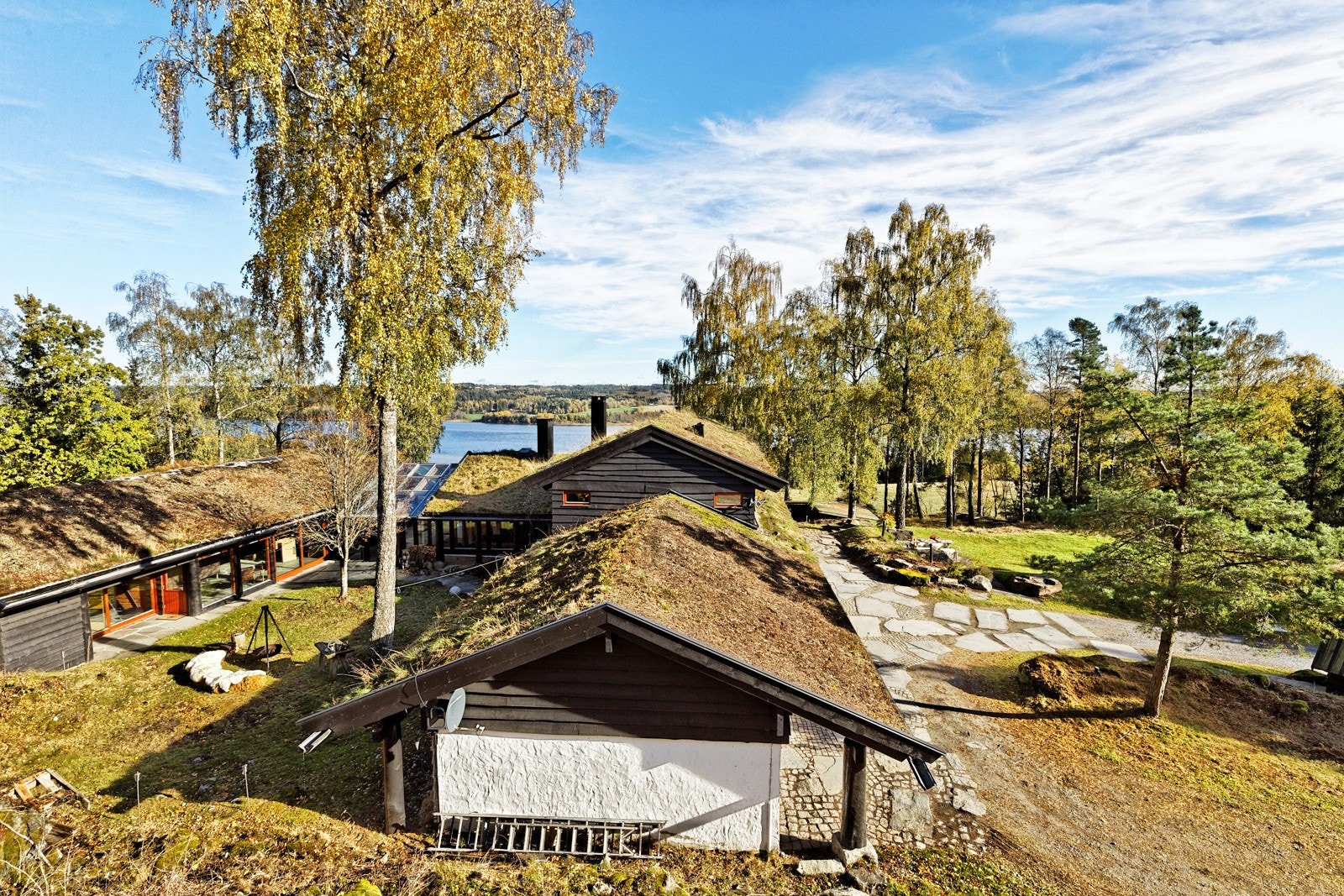 Vedkommende som bygget huset er anleggsgartnermester og har en forkjærlighet for bebyggelsestypen som f.eks. Røros er kjent for. Dette gjenspeiler seg i byggemåte og materialer både inne og ute Galleribilde