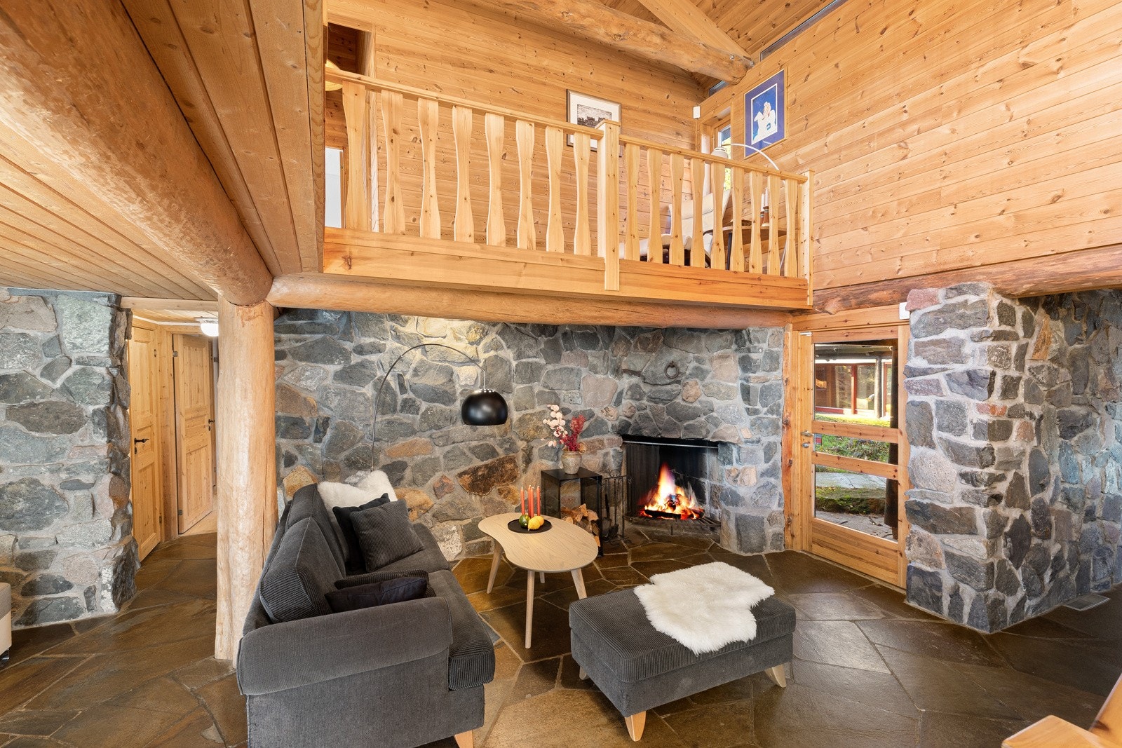 Fra entréen er det åpent inn til stue/foaje Galleribilde