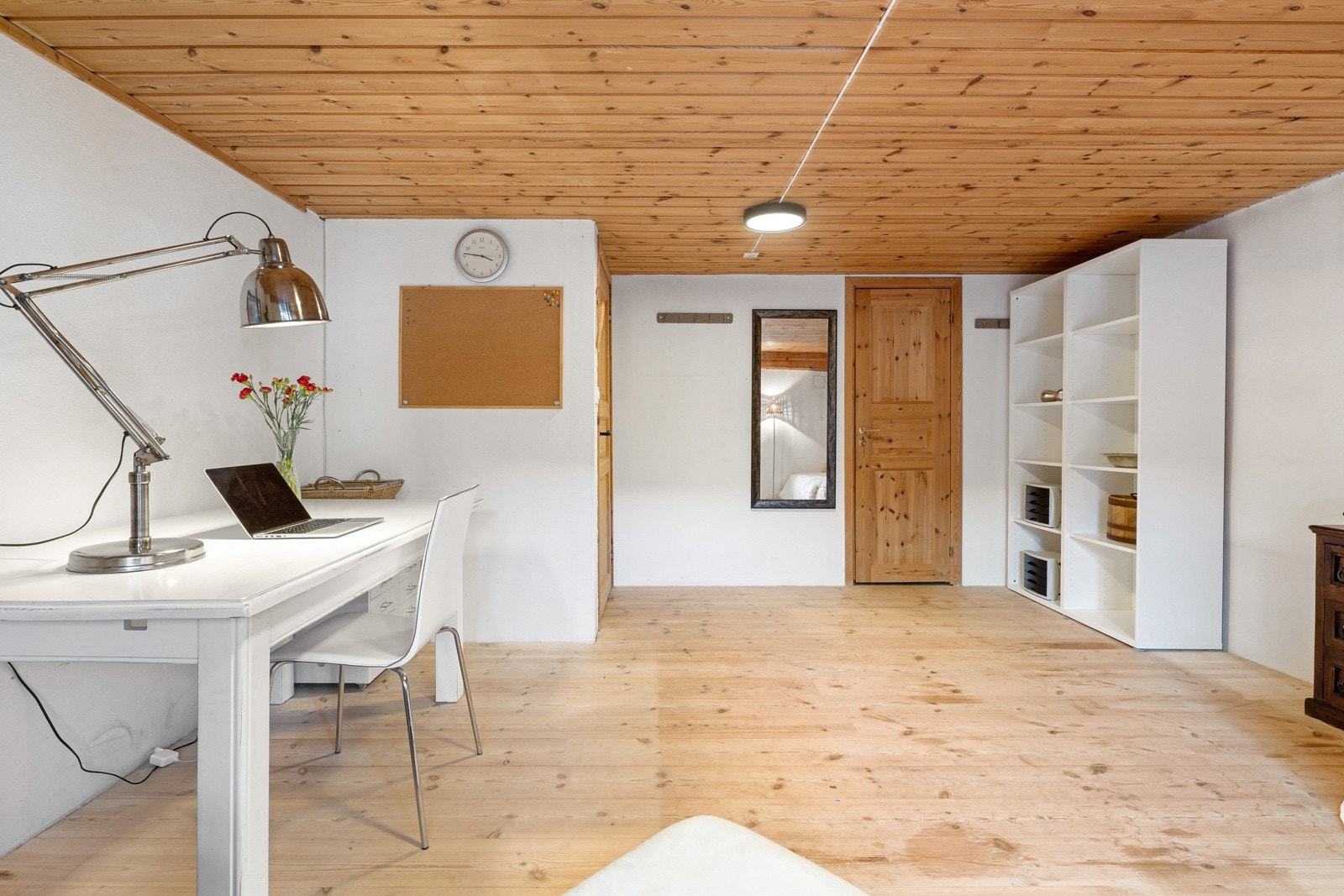 Det er en bod med vask og innlagt vann i bakkant, med mulighet for å etablere f.eks WC eller et lite bad Galleribilde