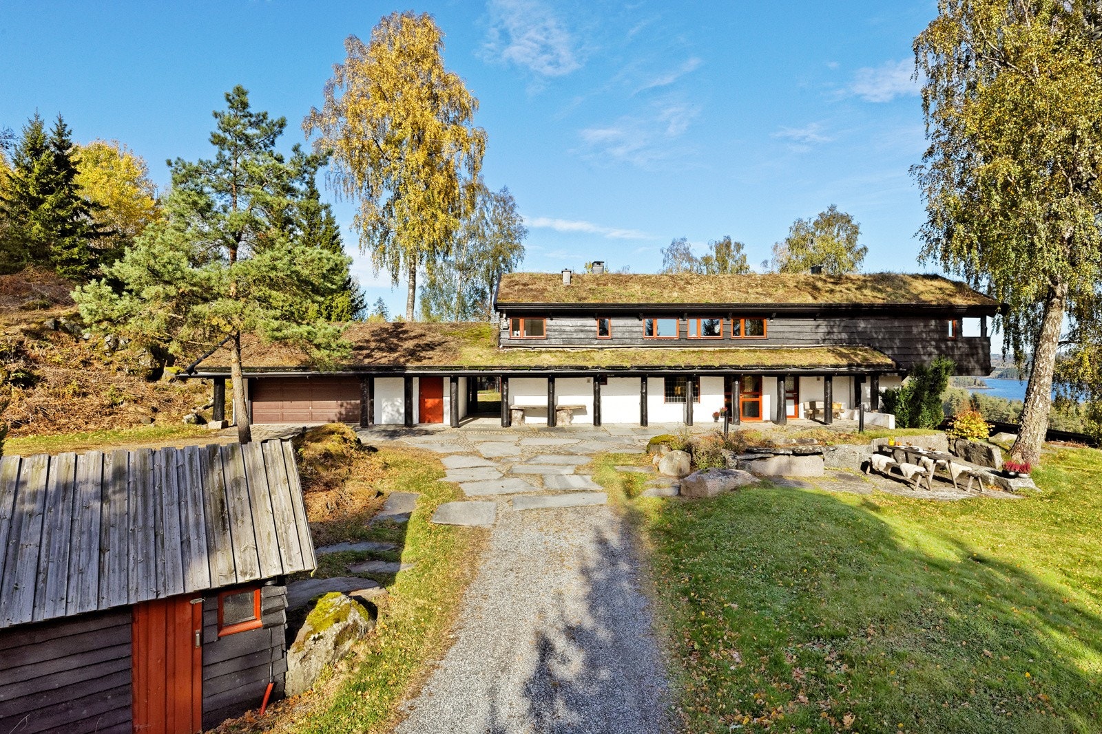 Arkitekttegnet hus påbegynt i 1984 og ferdigstilt rundt 2003, og er bygget i en stil som klér omgivelsene svært godt Galleribilde