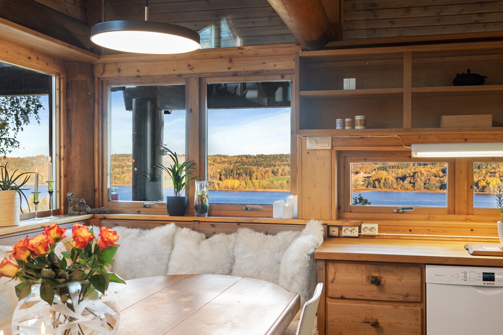 Det er nydelig utsikt fra kjøkkenvinduene Galleribilde