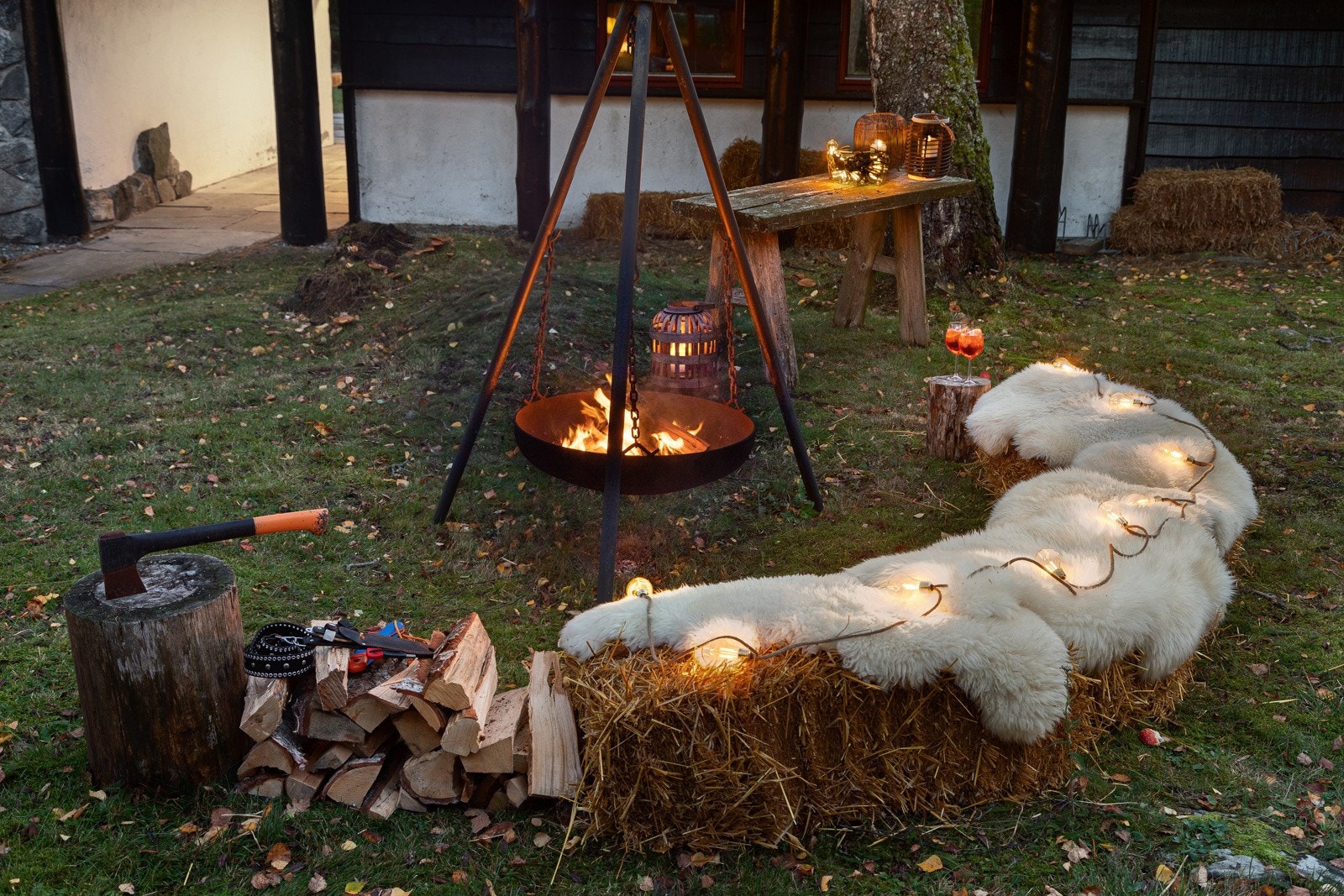 Herlig steming med fyr i bålpannen og varm sjokolade i koppen Galleribilde