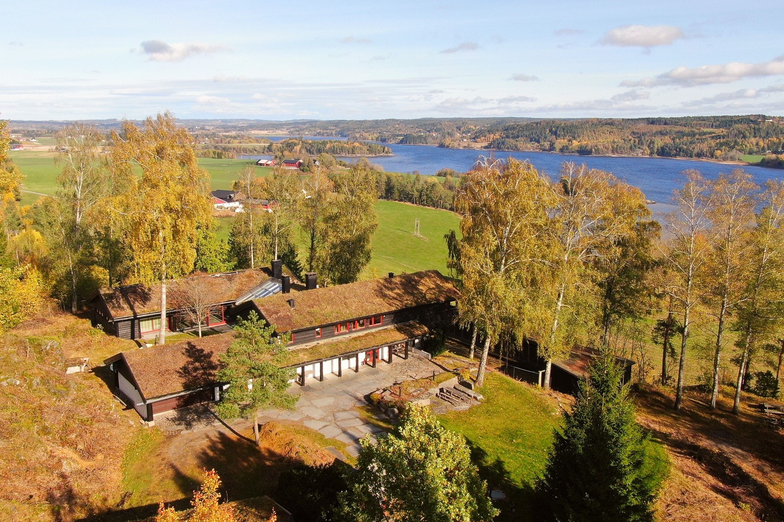 Hverdags- og feriefølelse på en gang, ca. én time fra Oslo og 20 minutter fra Askim. Her kan privatlivet nytes på egen naturtomt på hele 12 mål Galleribilde