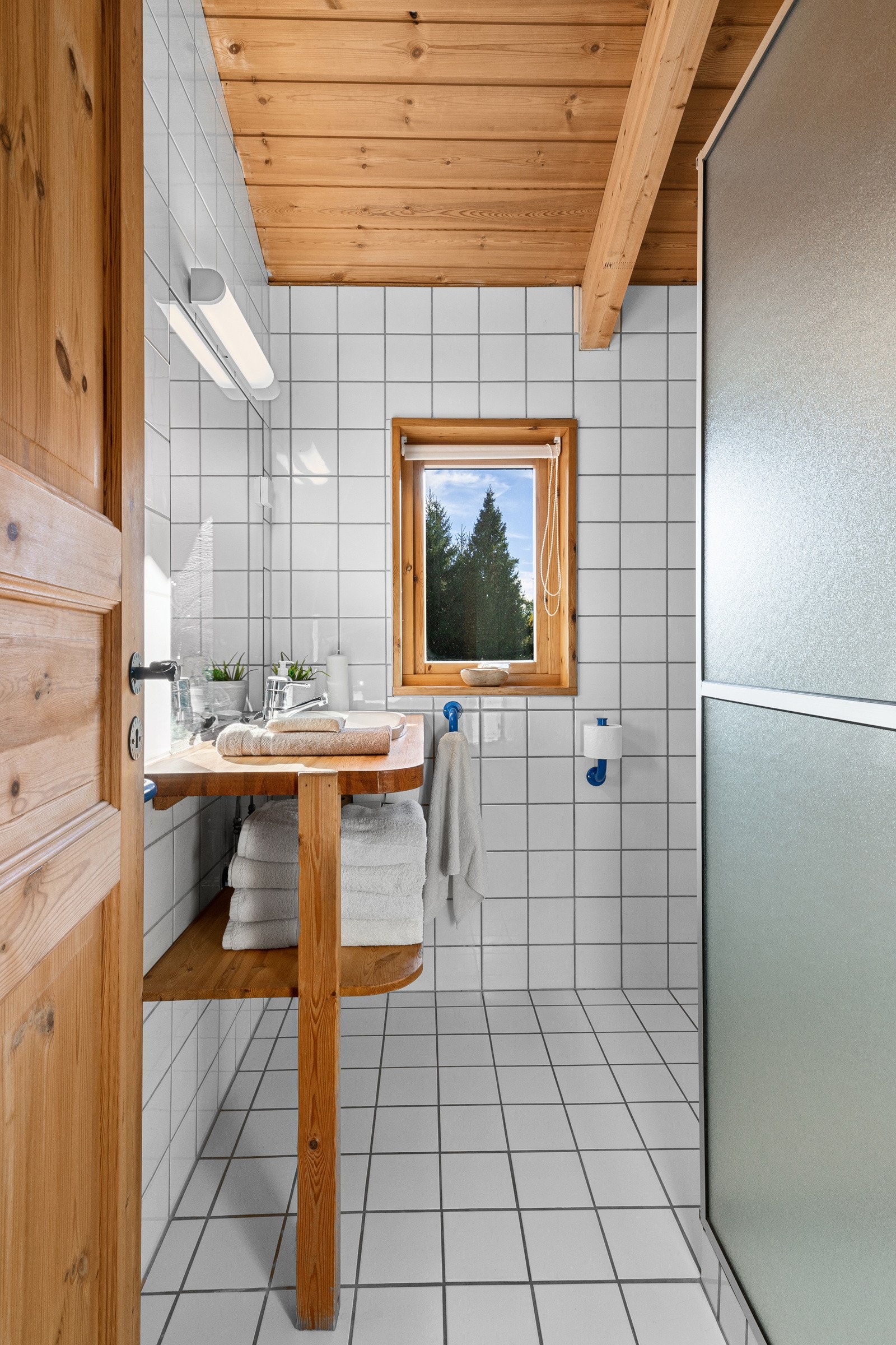 I andre enden av 2. etasje finner vi en egen gjeste/barnefløy, med 2 soverom og dusjbad med WC. Galleribilde