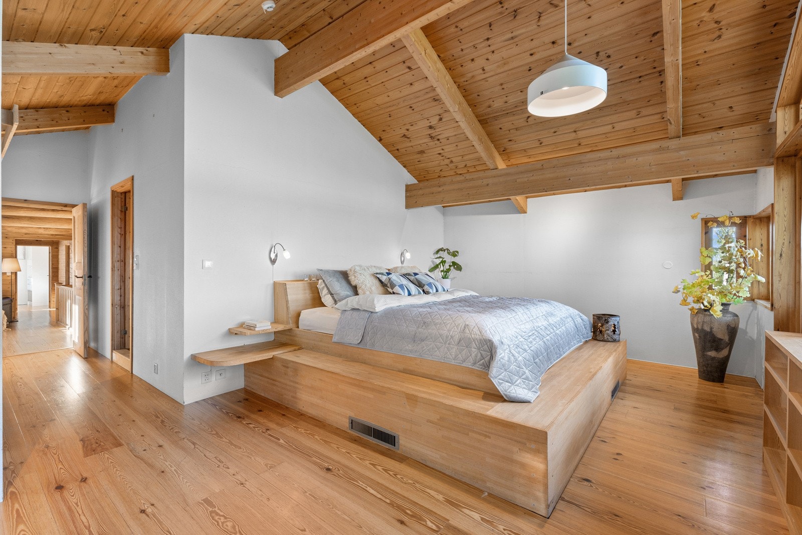 Egen avdeling i 2. etasje med hovedsoverom med balkong, skyvedørsgarderobe og en suite bad Galleribilde