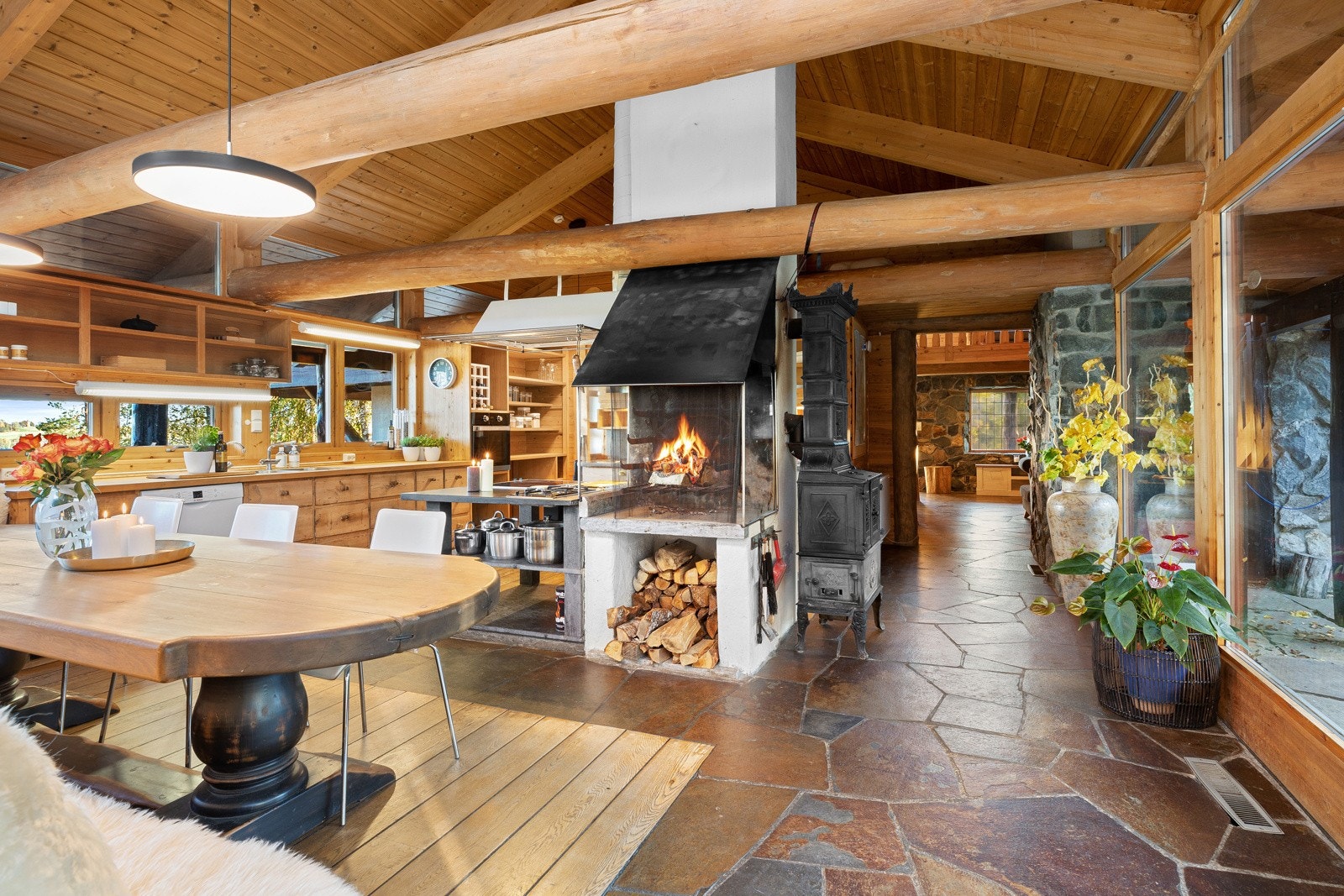 Fantastisk kjøkken! Romslig med gode kokesoner, med både gass og keramisk koketopp. Flott, åpen peis bidrar til hyggelig atmosfære Galleribilde