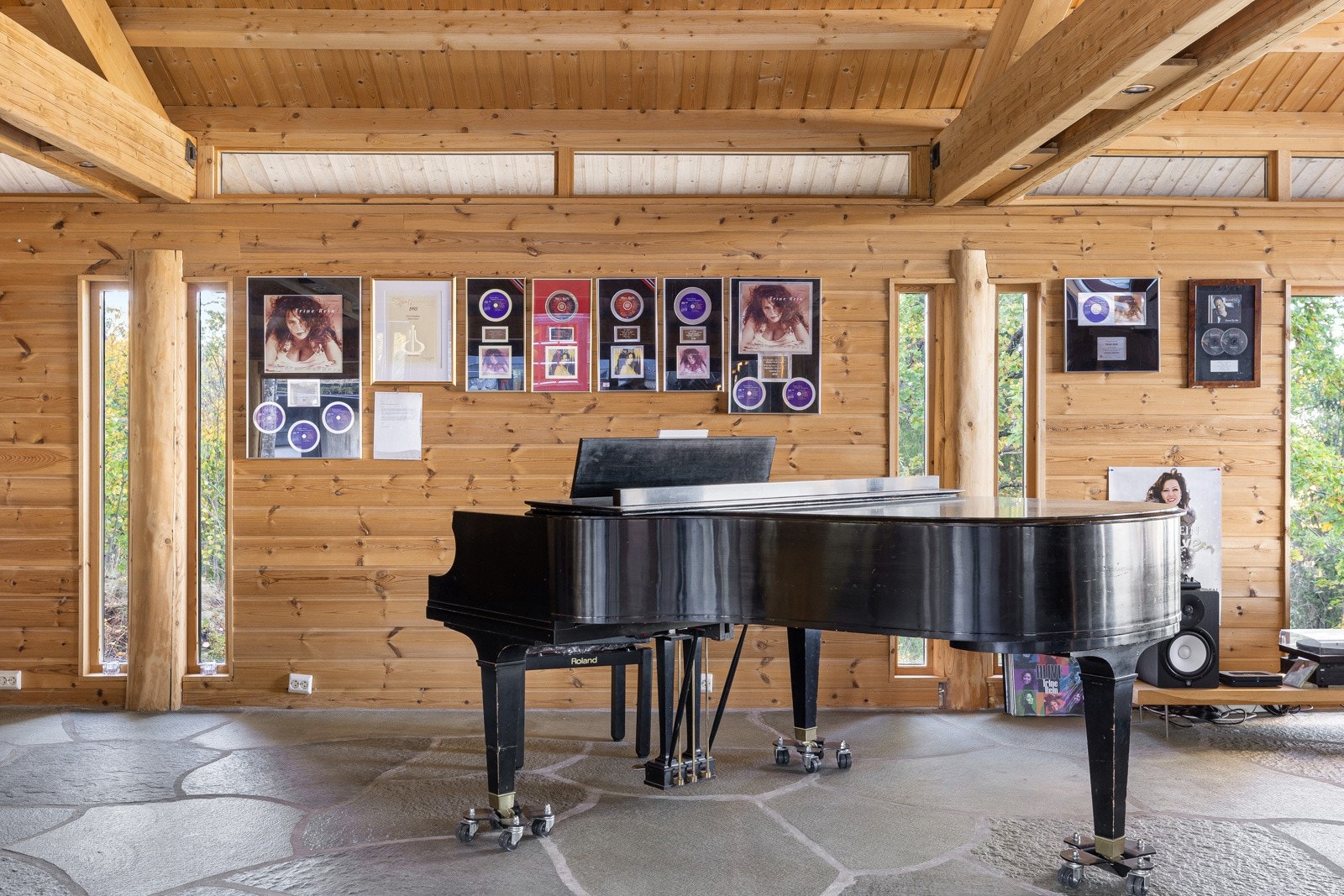 Både nåværende og tidligere eier er over gjennomsnittet musikkinteressert og salen har vært fylt med vakre toner i mange tiår Galleribilde