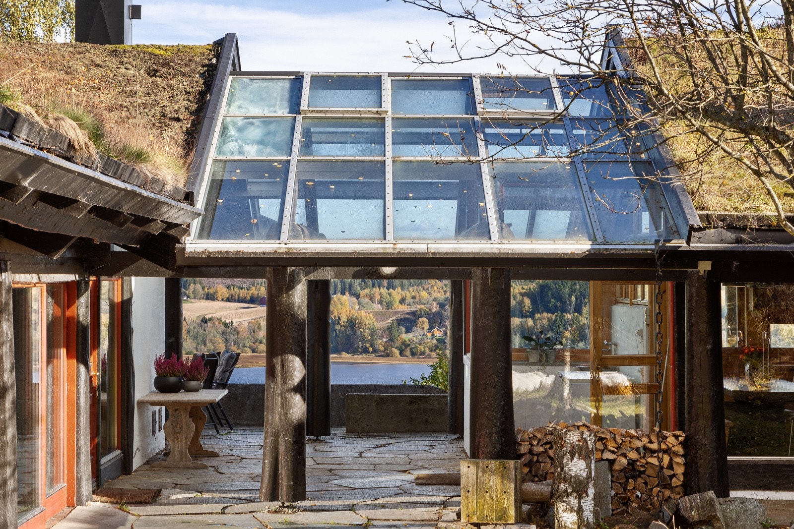 Overbygget terrasse mellom hovedhuset og "Grizzlysalen" Galleribilde