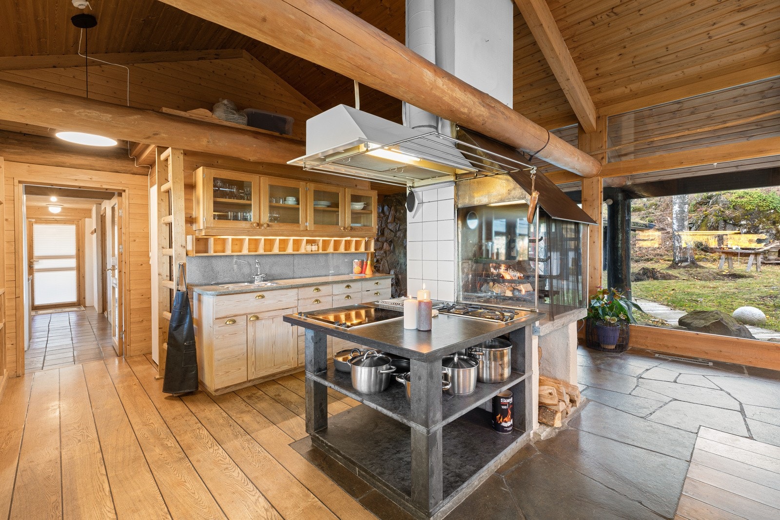 Bak vasken og under hemsen er det et stort kjølerom med aggregat fra 2011. Galleribilde