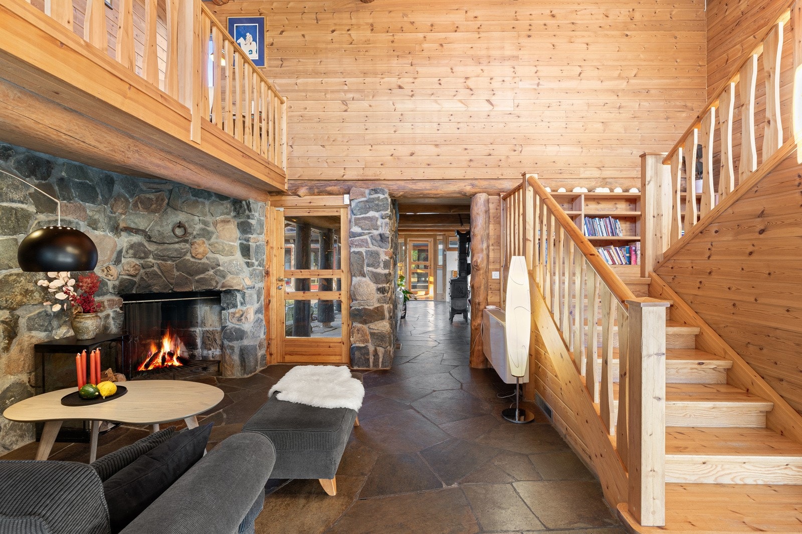 Lunt og koselig med skifer, sten og tømmer/trepanel Galleribilde