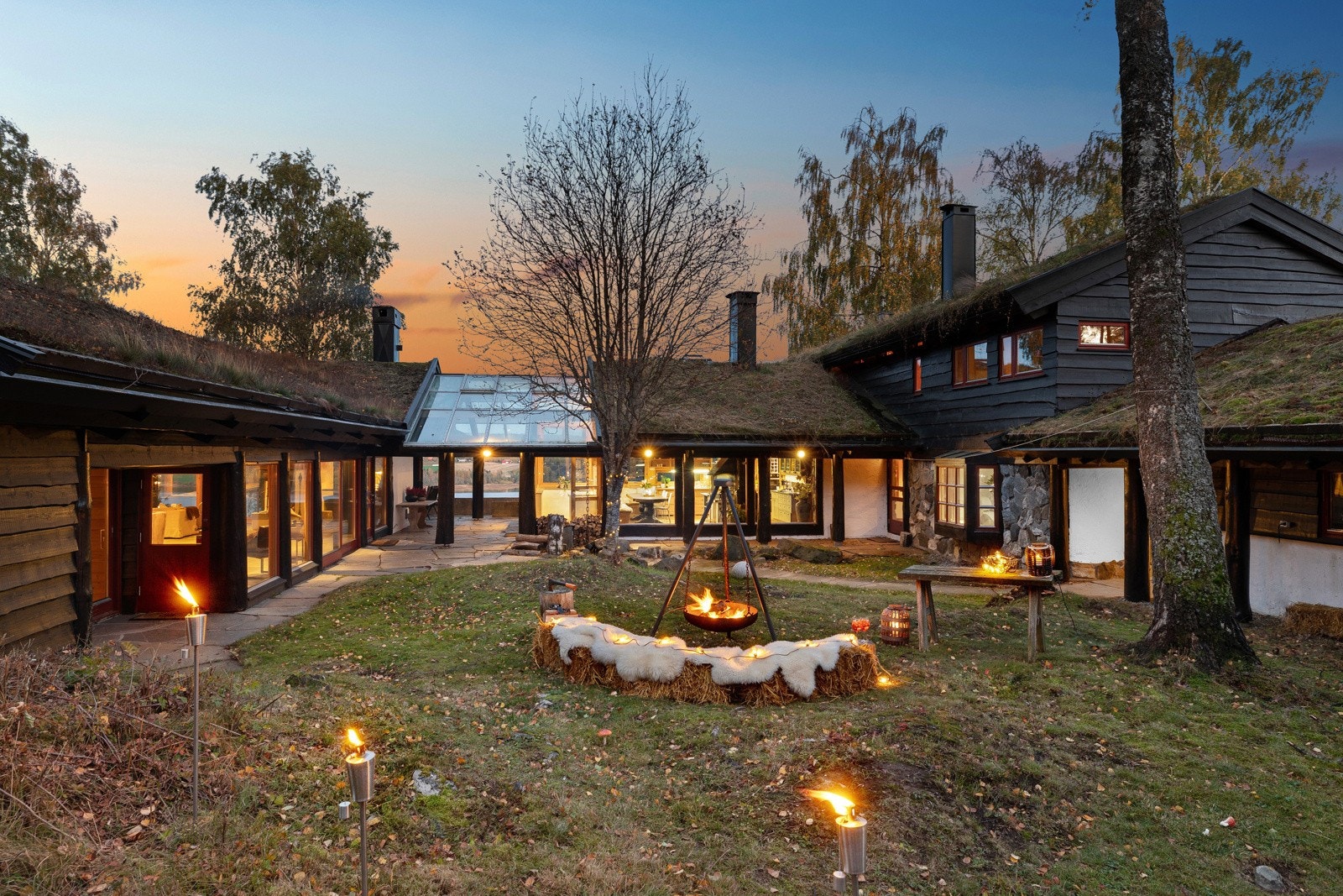 Velkommen til en landlig og skjermet idyll med fantastisk atmosfære og nydelig utsikt! Galleribilde