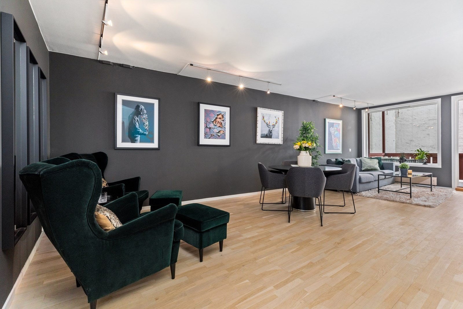 Dette er en møbleringsvennlig stue med plass til flere møbleringssoner uten at det går utover gulvarealet. Galleribilde
