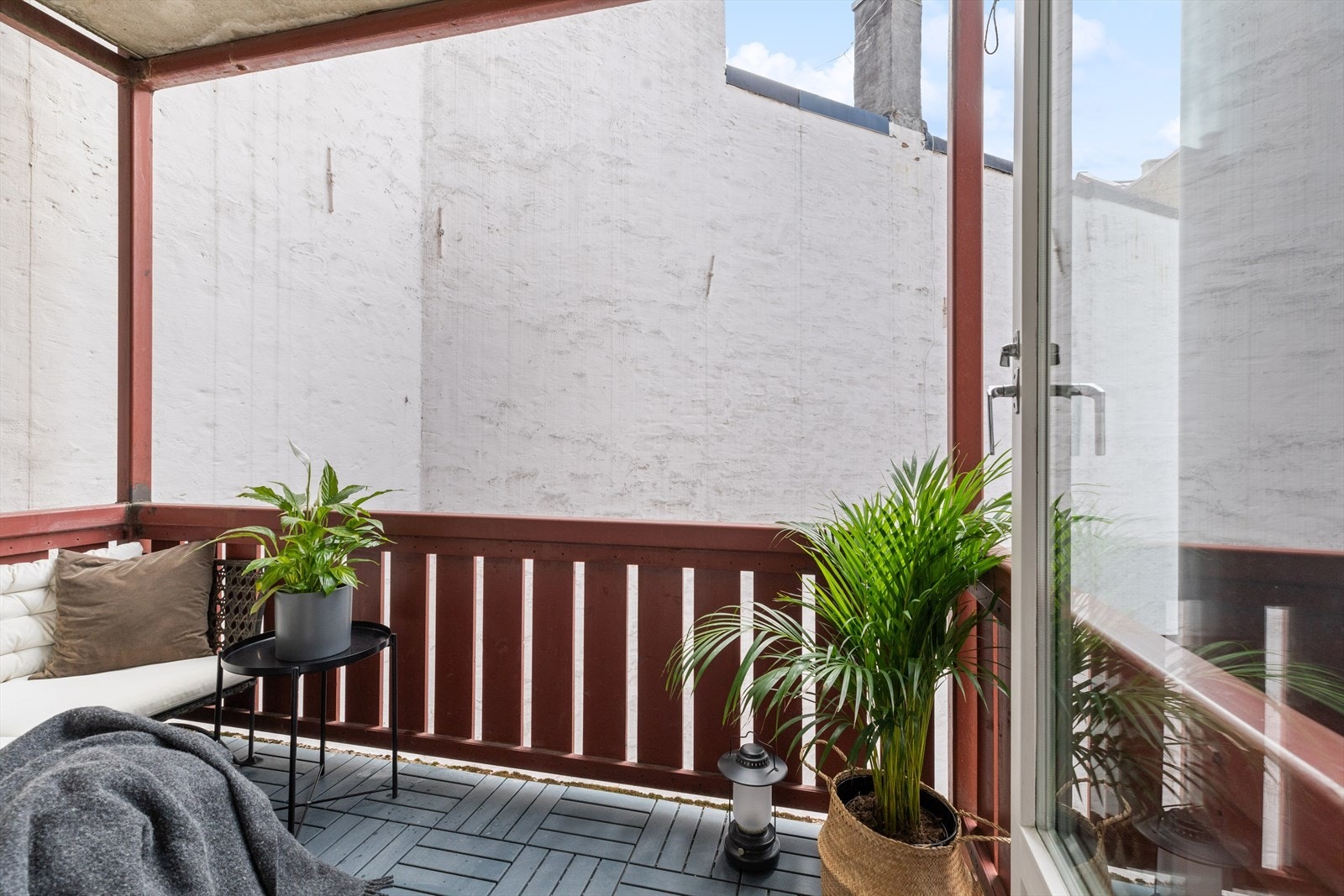 Vestvendt og overbygd balkong på ca. 4,6 m². Galleribilde