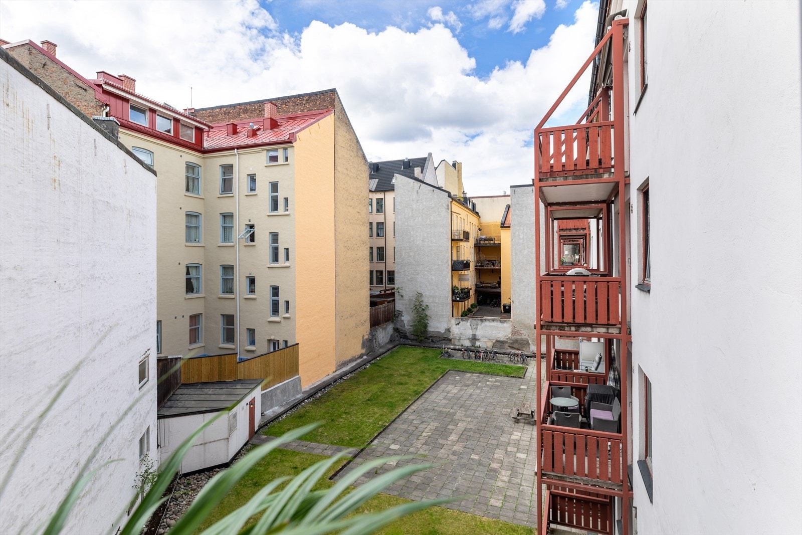 Balkongen vender mot rolig bakgård og har generelt lite innsyn. Galleribilde