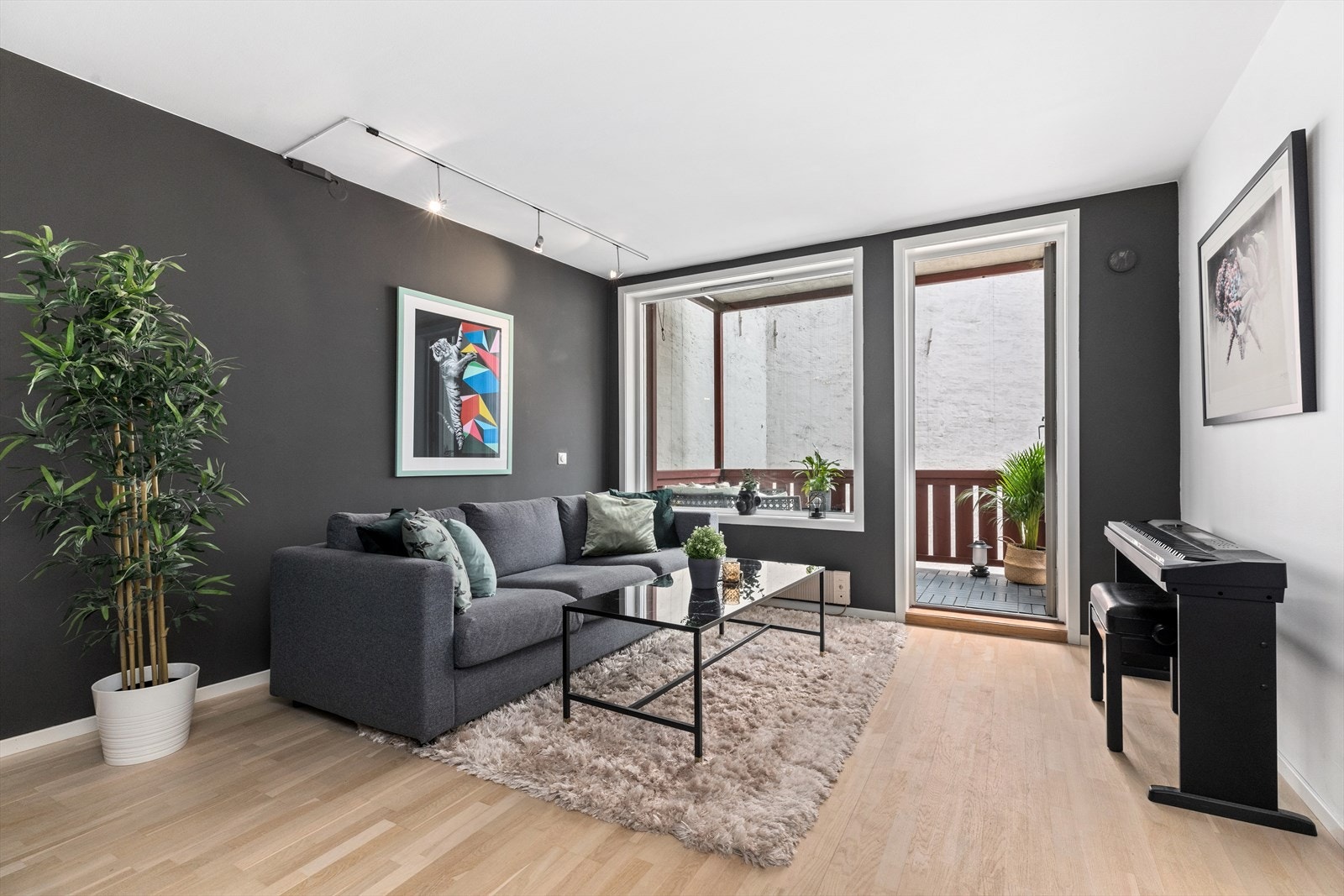 Fra entréen kommer man inn i leilighetens romslige stue/spisestue med åpen peis og utgang til vestvendt balkong på ca. 4,6 m² Galleribilde