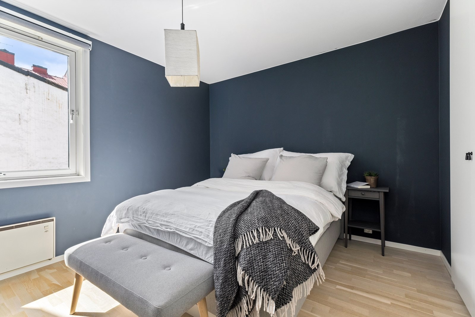 Hovedsoverommet har adkomst fra stuen/spisestuen og er innredet med en dobbeltseng, vegg til vegg garderobeskap, tilhørende nattbord på begge sider, samt mindre kommode. Galleribilde